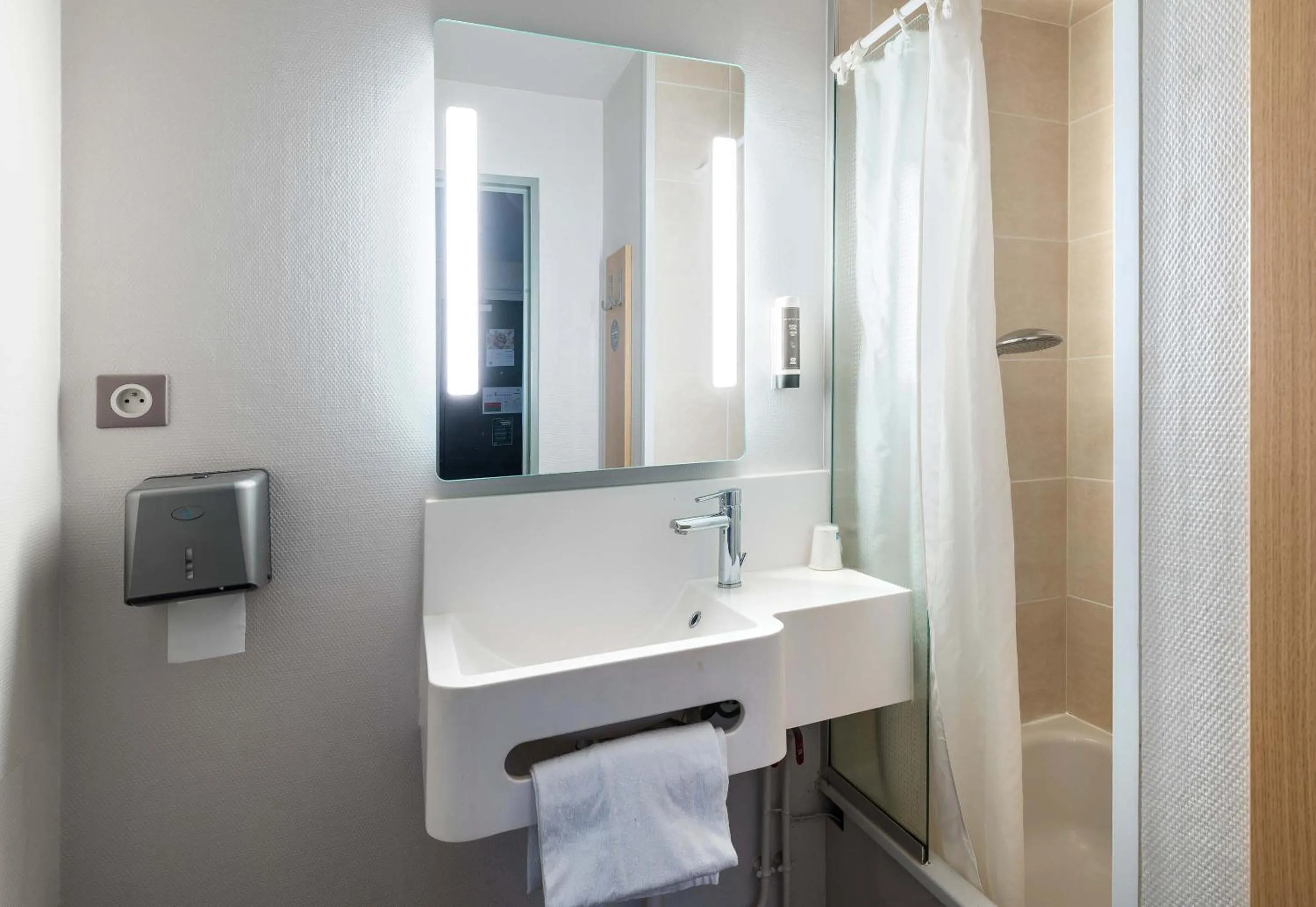 Bathroom in B&B HOTEL Laval Changé