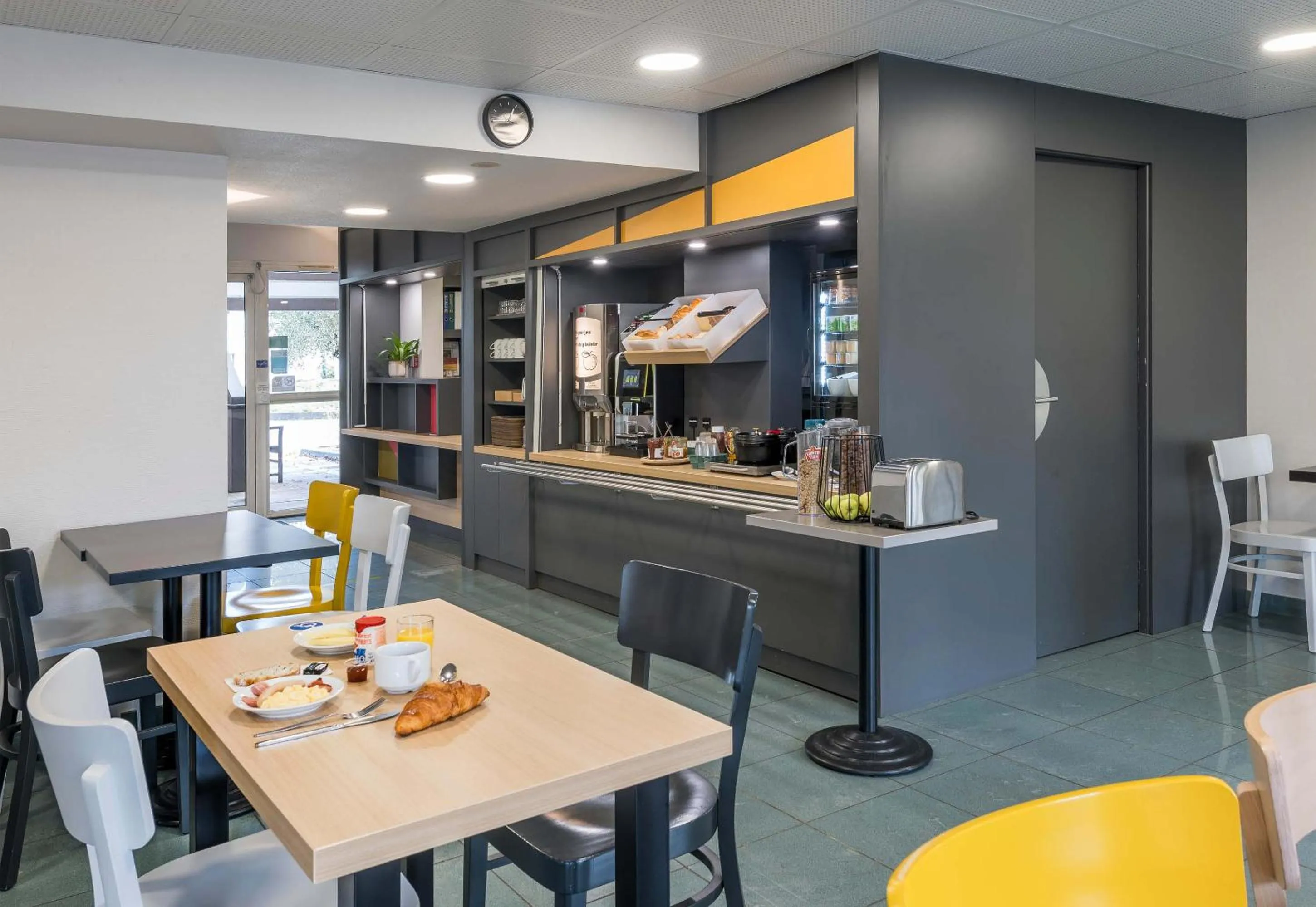 Breakfast in B&B HOTEL Laval Changé