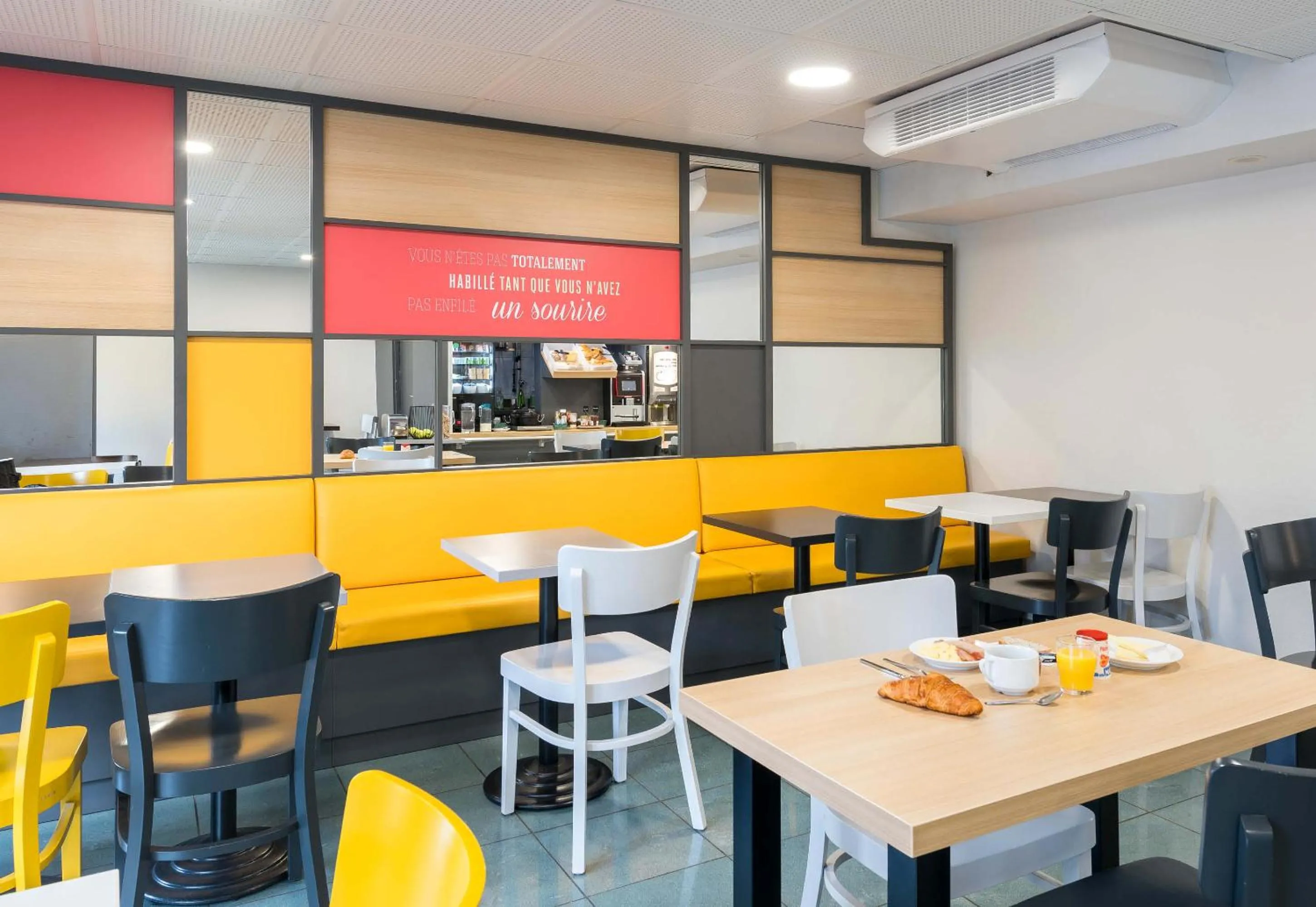 Restaurant/places to eat in B&B HOTEL Laval Changé