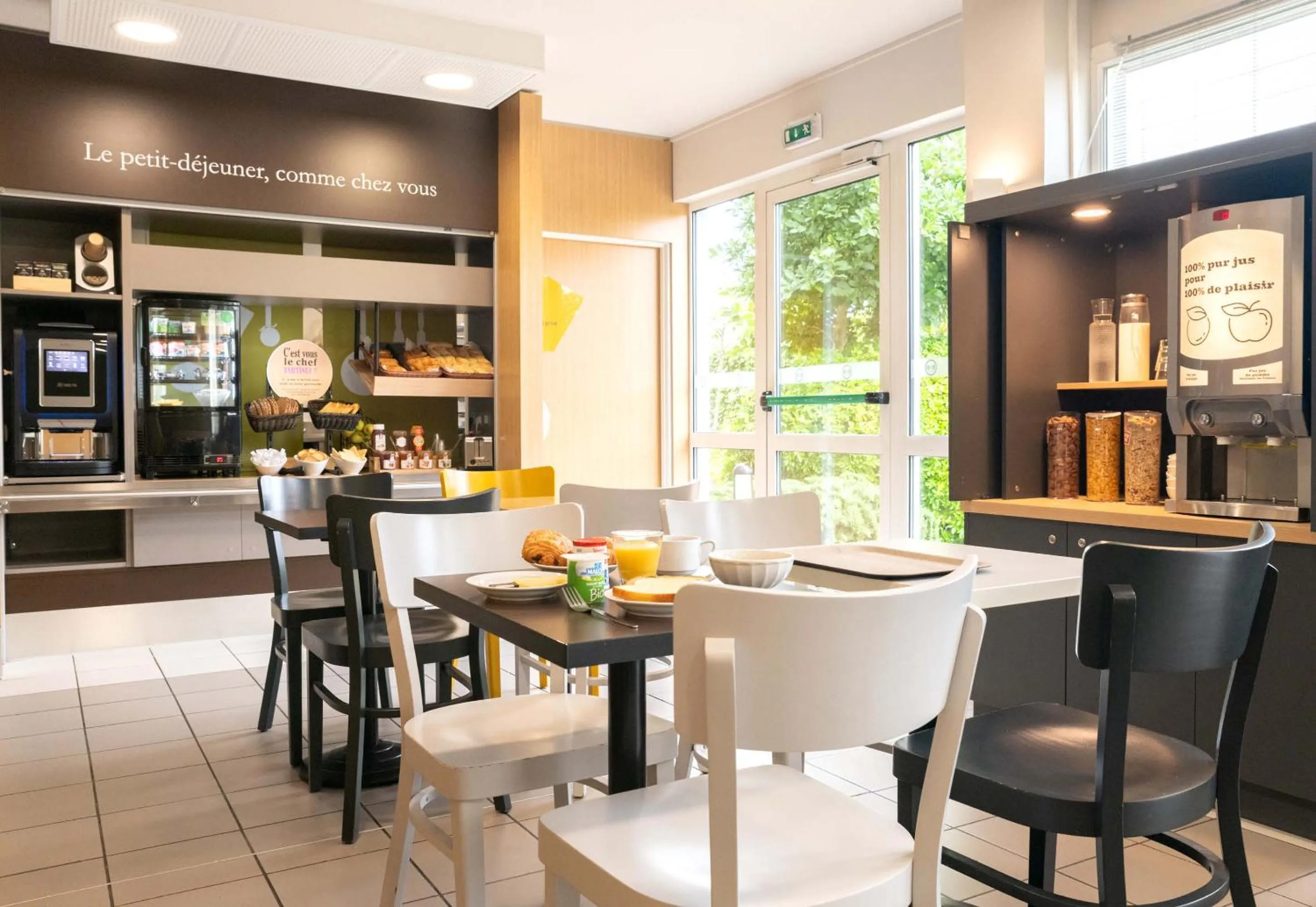 Restaurant/places to eat in B&B HOTEL Evreux