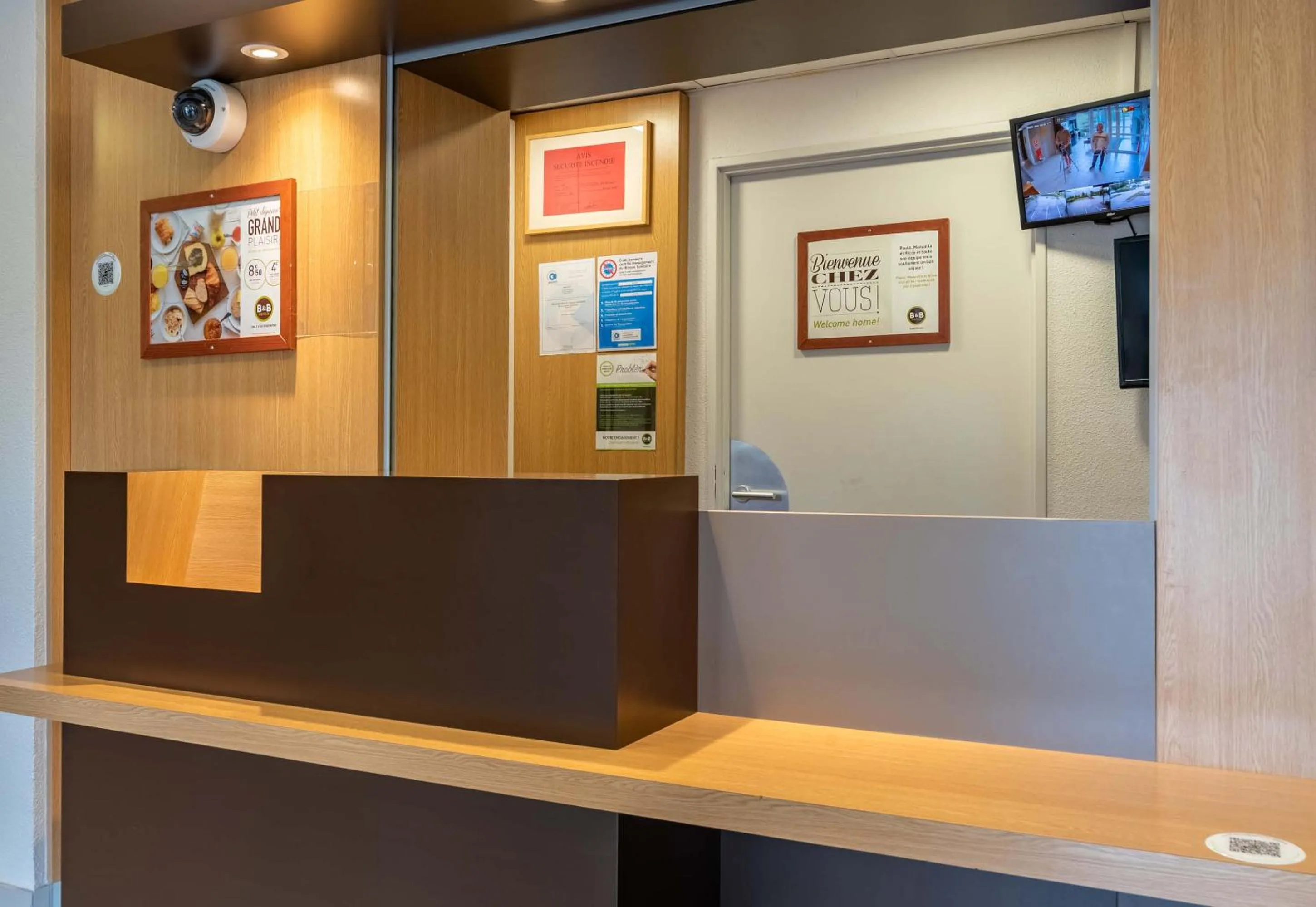 Lobby or reception in B&B HOTEL Evreux