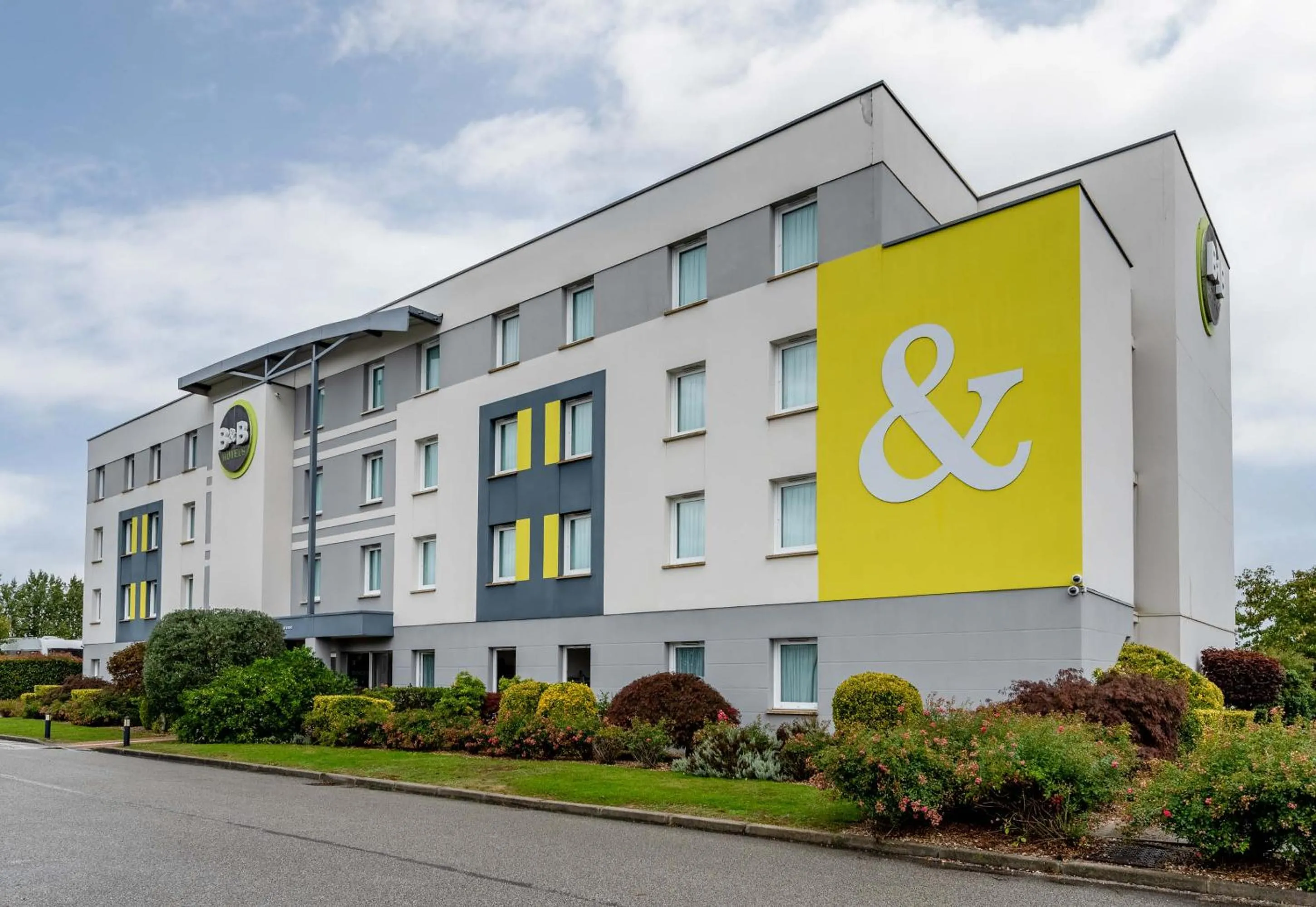 Property building in B&B HOTEL Evreux