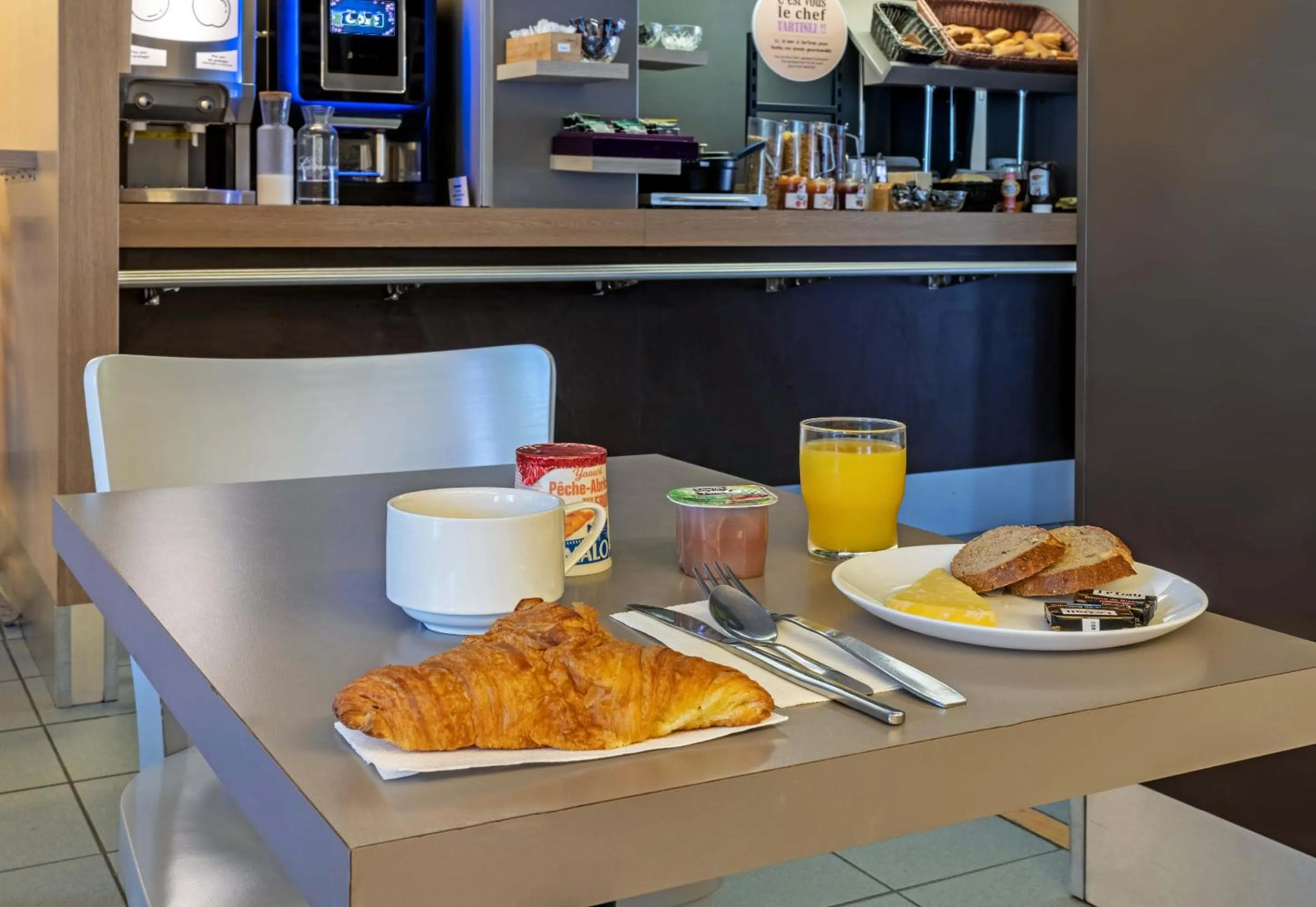 Breakfast in B&B HOTEL Morlaix