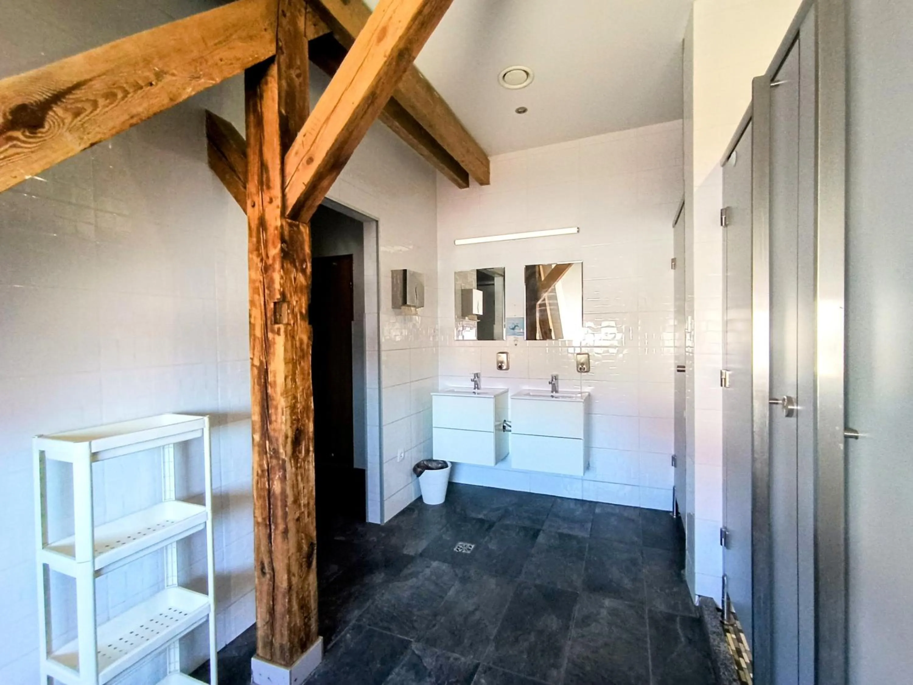 Shower in Fitness Hostel - darmowy parking