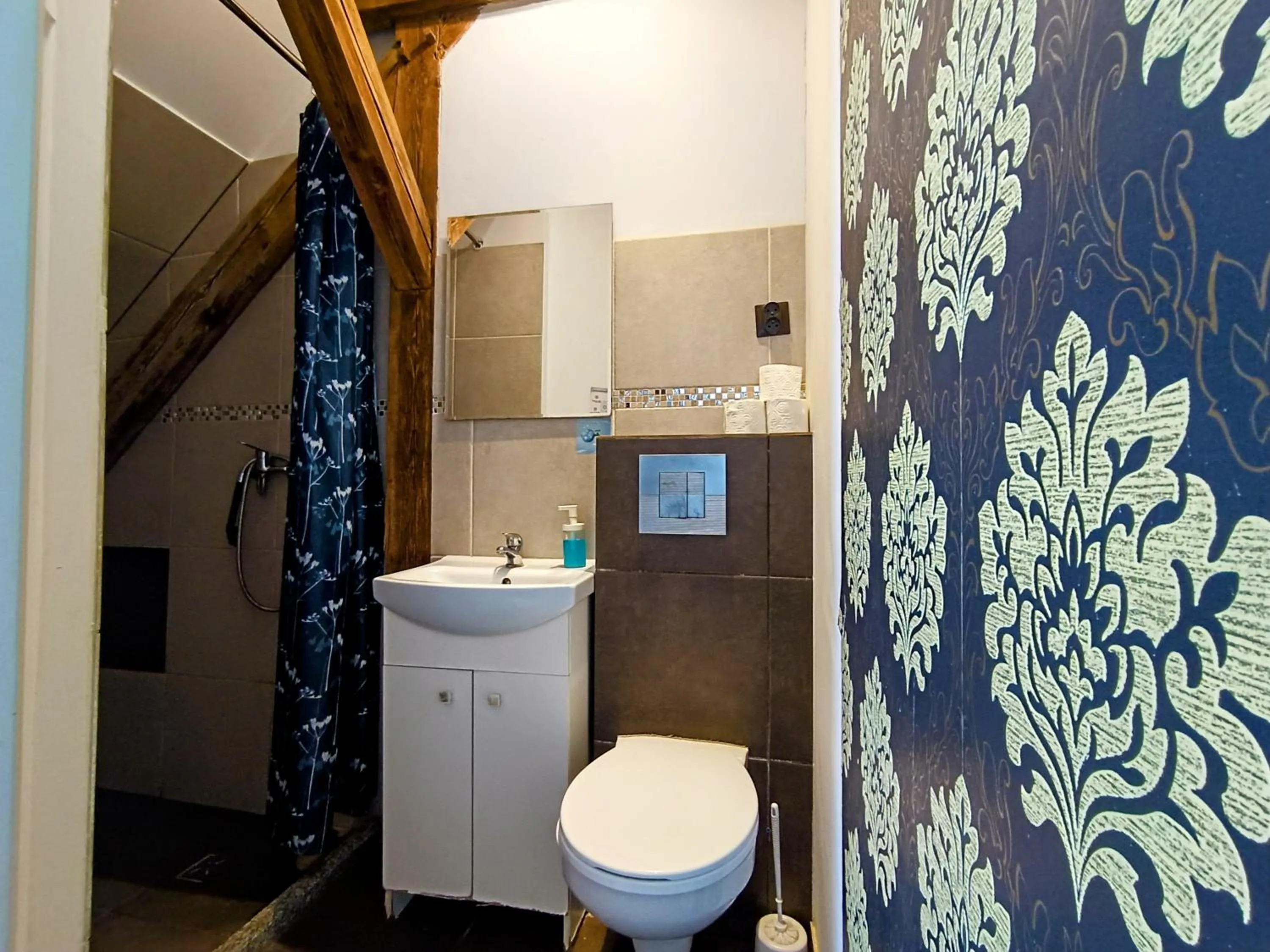 Toilet in Fitness Hostel - darmowy parking