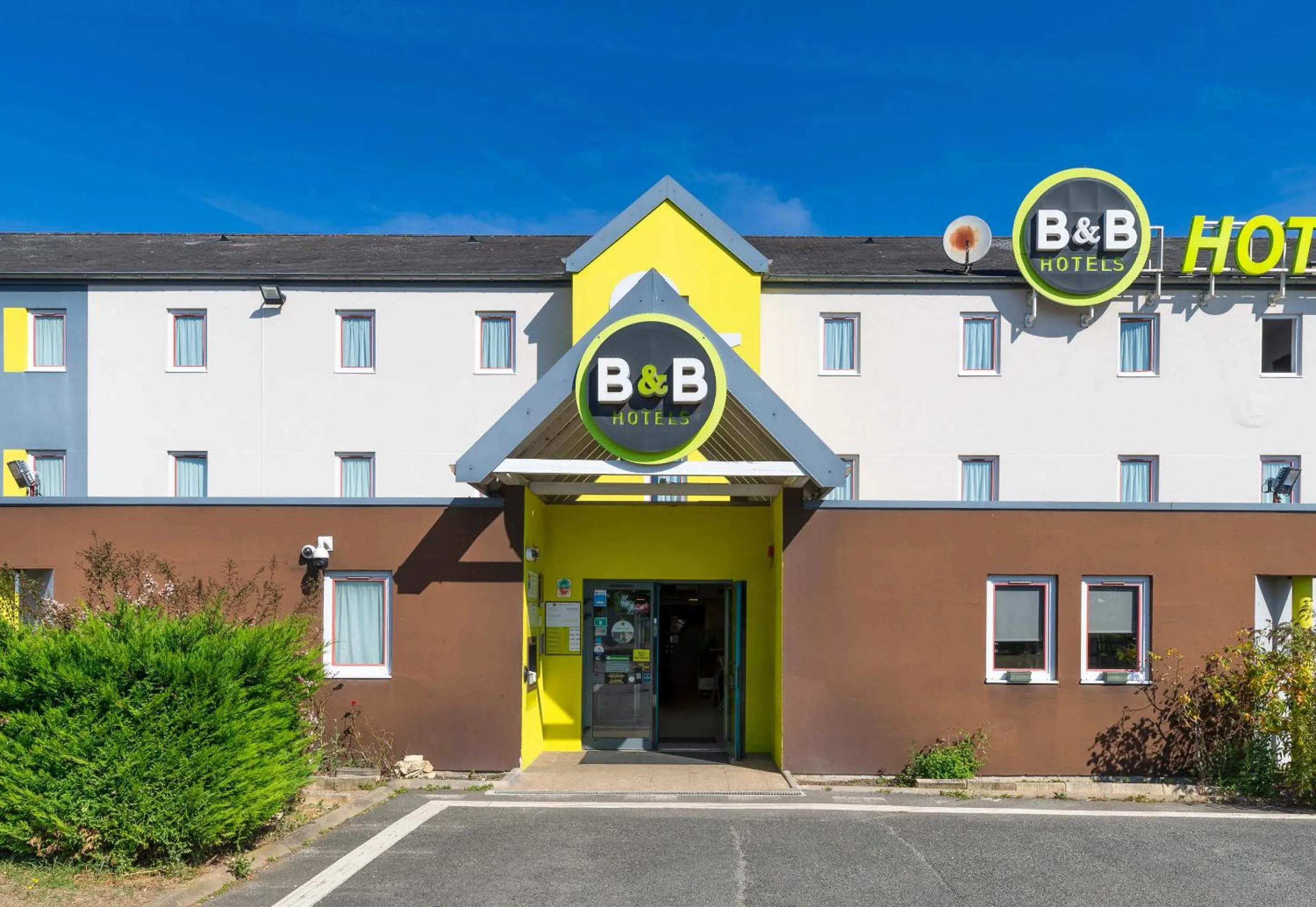 Property building in B&B HOTEL Bourges 1