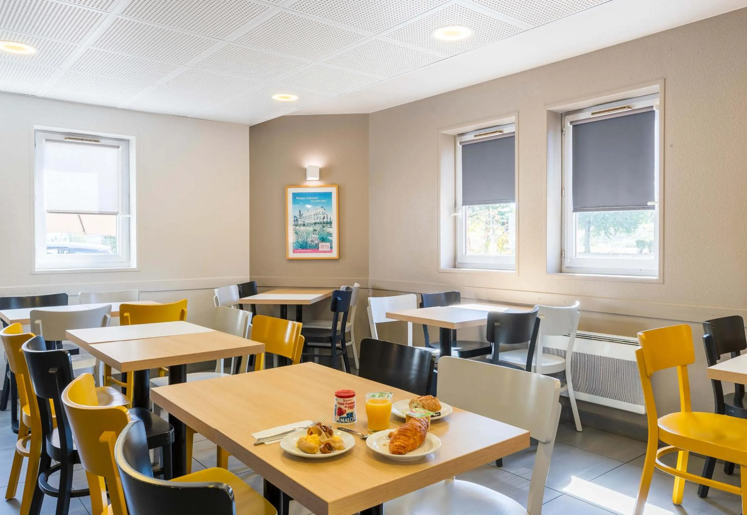 Breakfast in B&B HOTEL Bourges 1