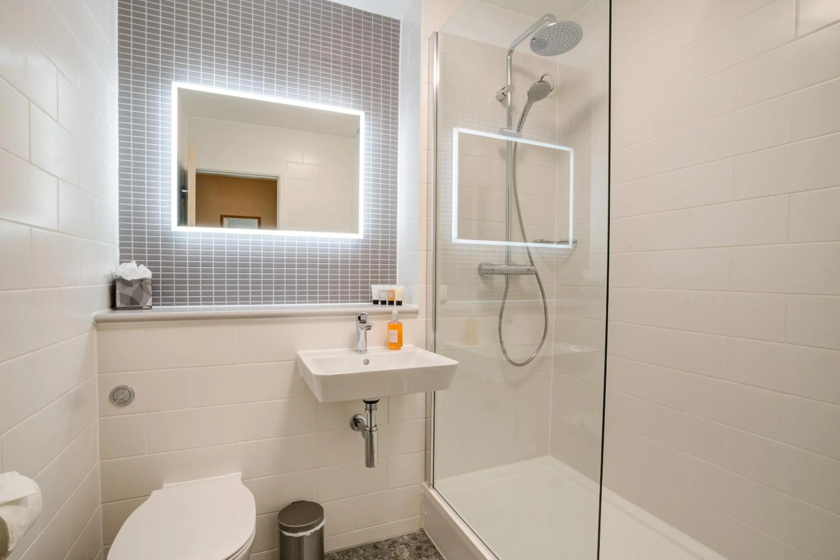 Shower in Warwick Conferences - Radcliffe