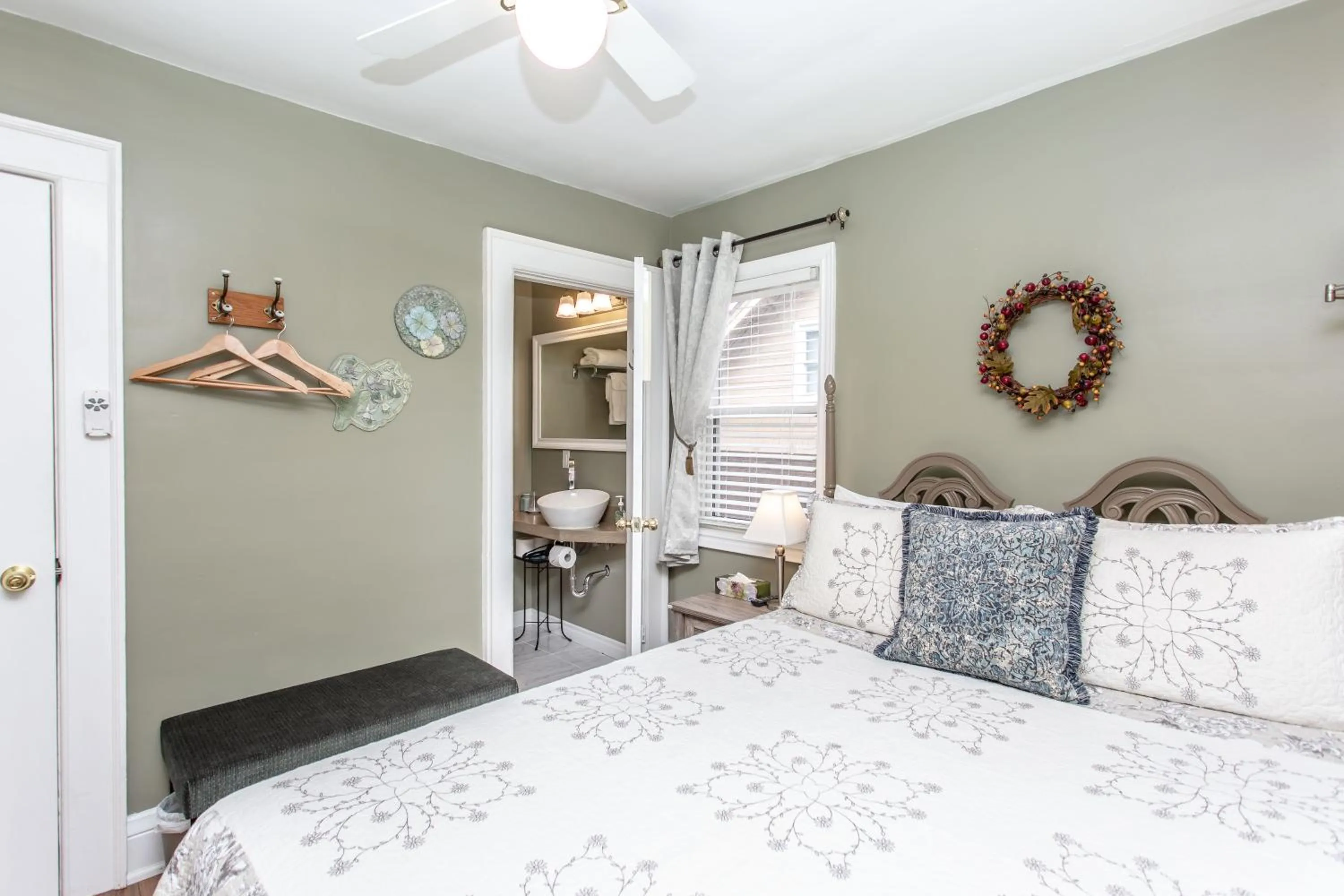 Bed in Ambiance By The Falls B&B