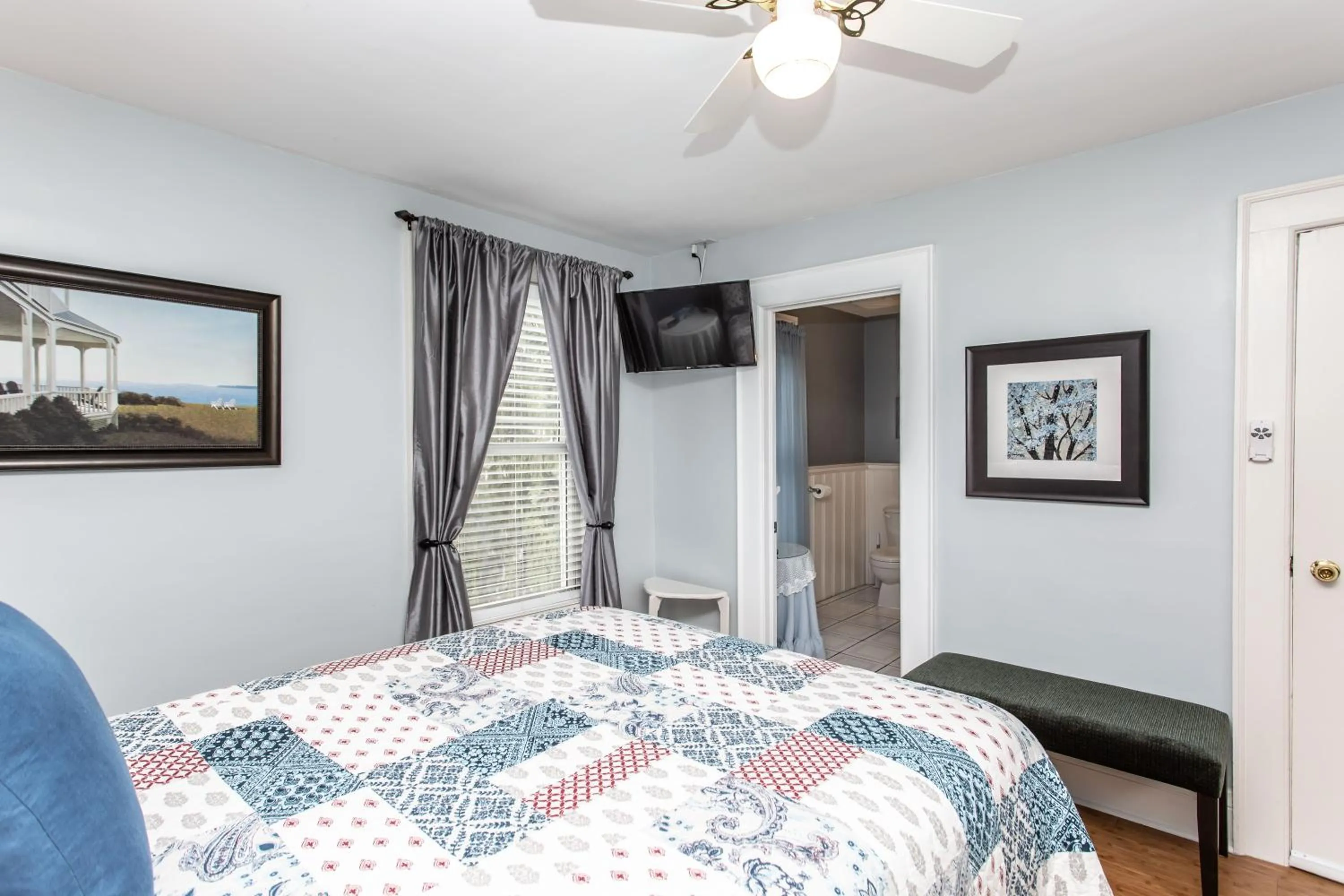 Photo of the whole room, Bed in Ambiance By The Falls B&B