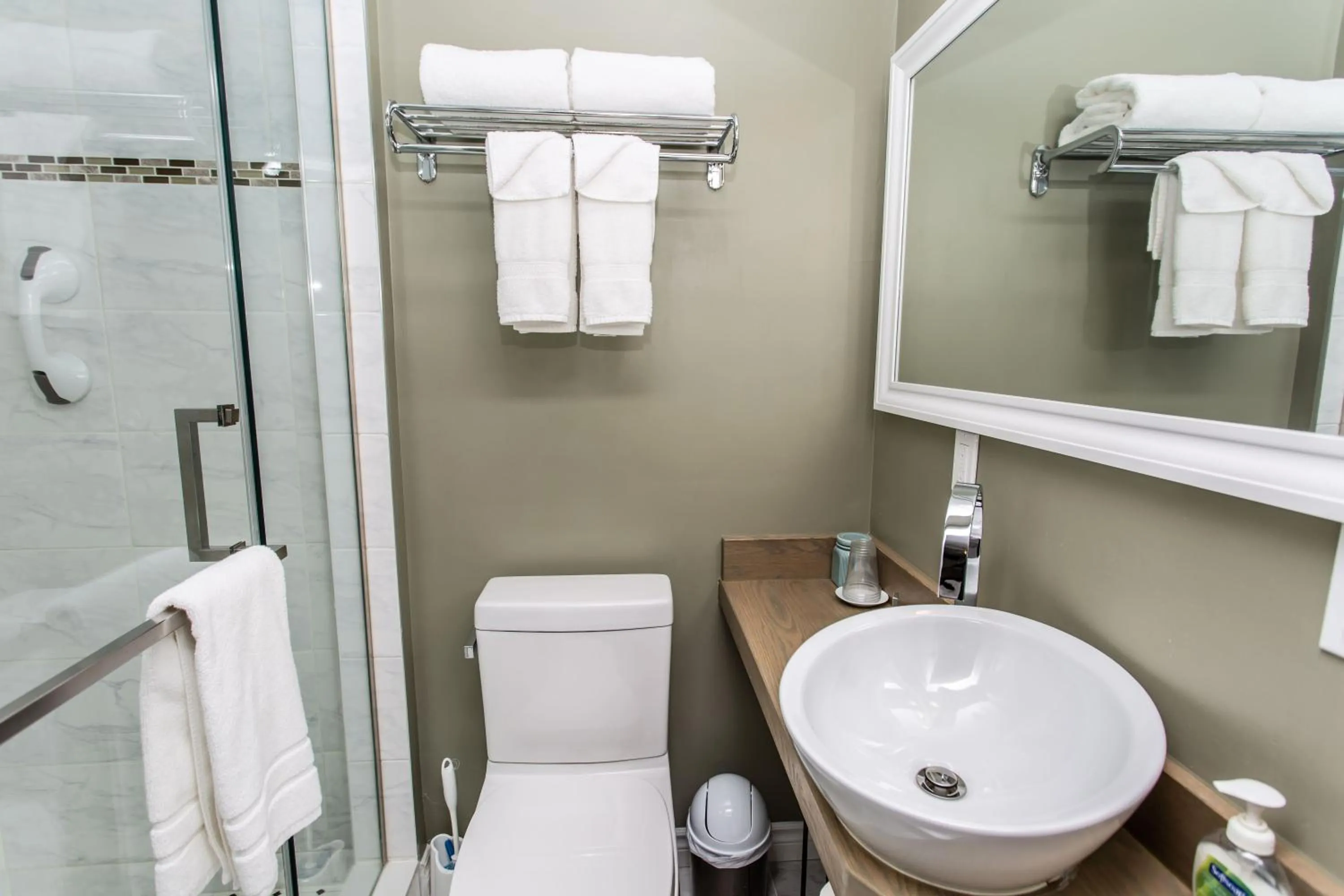 Shower in Ambiance By The Falls B&B