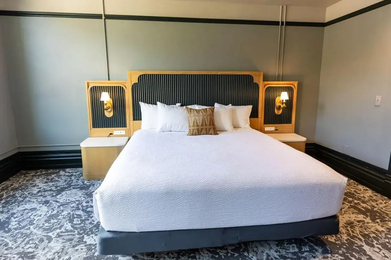 One-Bedroom King Suite with Spa Bath - Non-Smoking in Historic Franklin Hotel One-Bedroom King Suite with Spa Bath - Non-Smoking in Historic Franklin Hotel