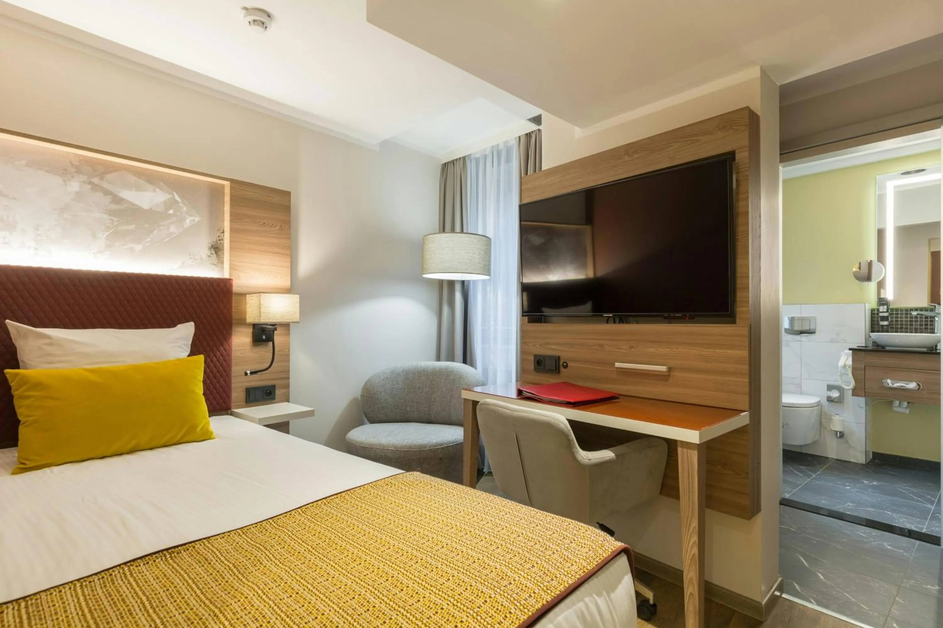 Photo of the whole room, Bed in Leonardo Hotel Antwerpen