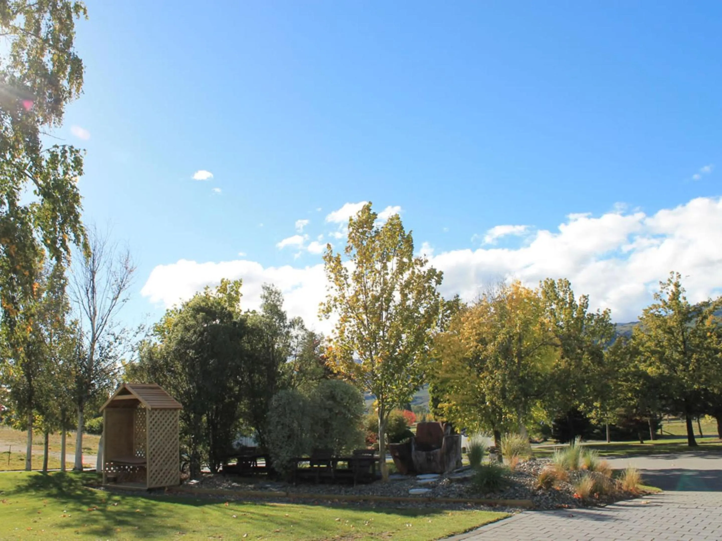 Garden in Colonial Manor Motel