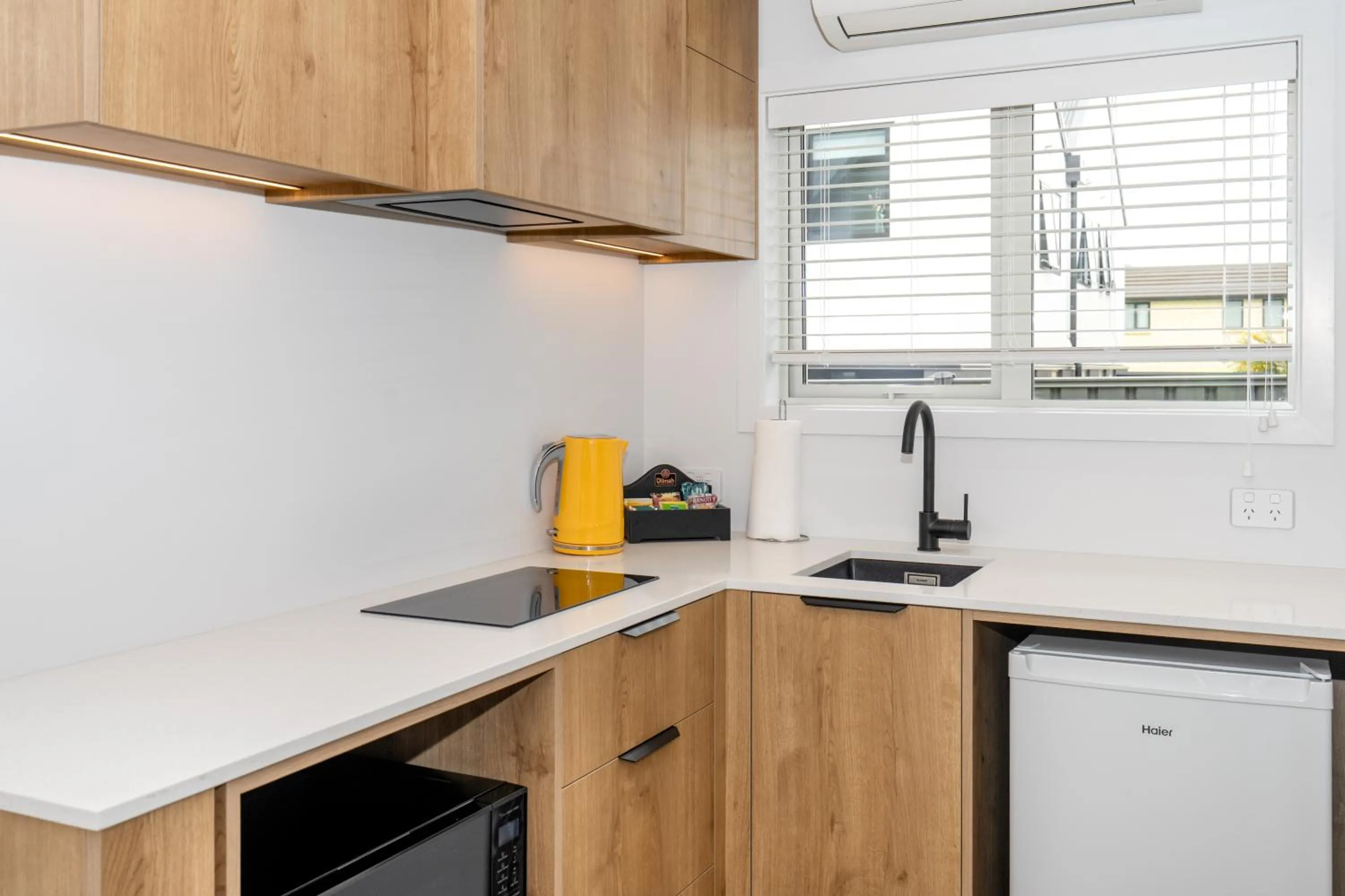 Coffee/tea facilities in Colonial Manor Motel