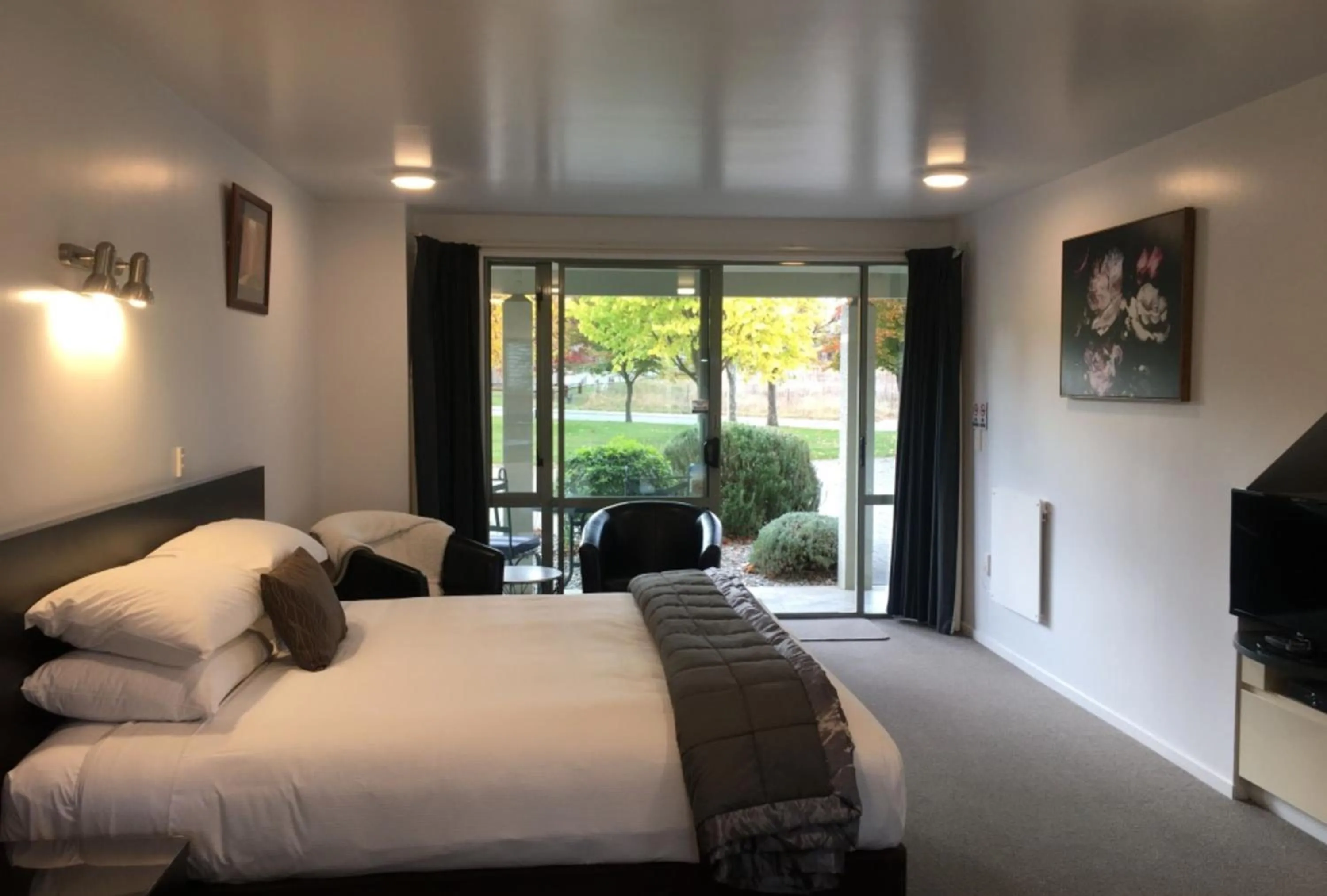 Bed in Colonial Manor Motel