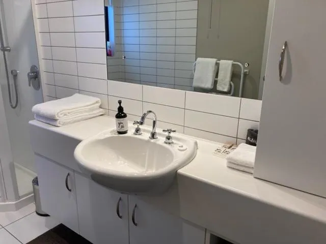 Colonial Manor Motel