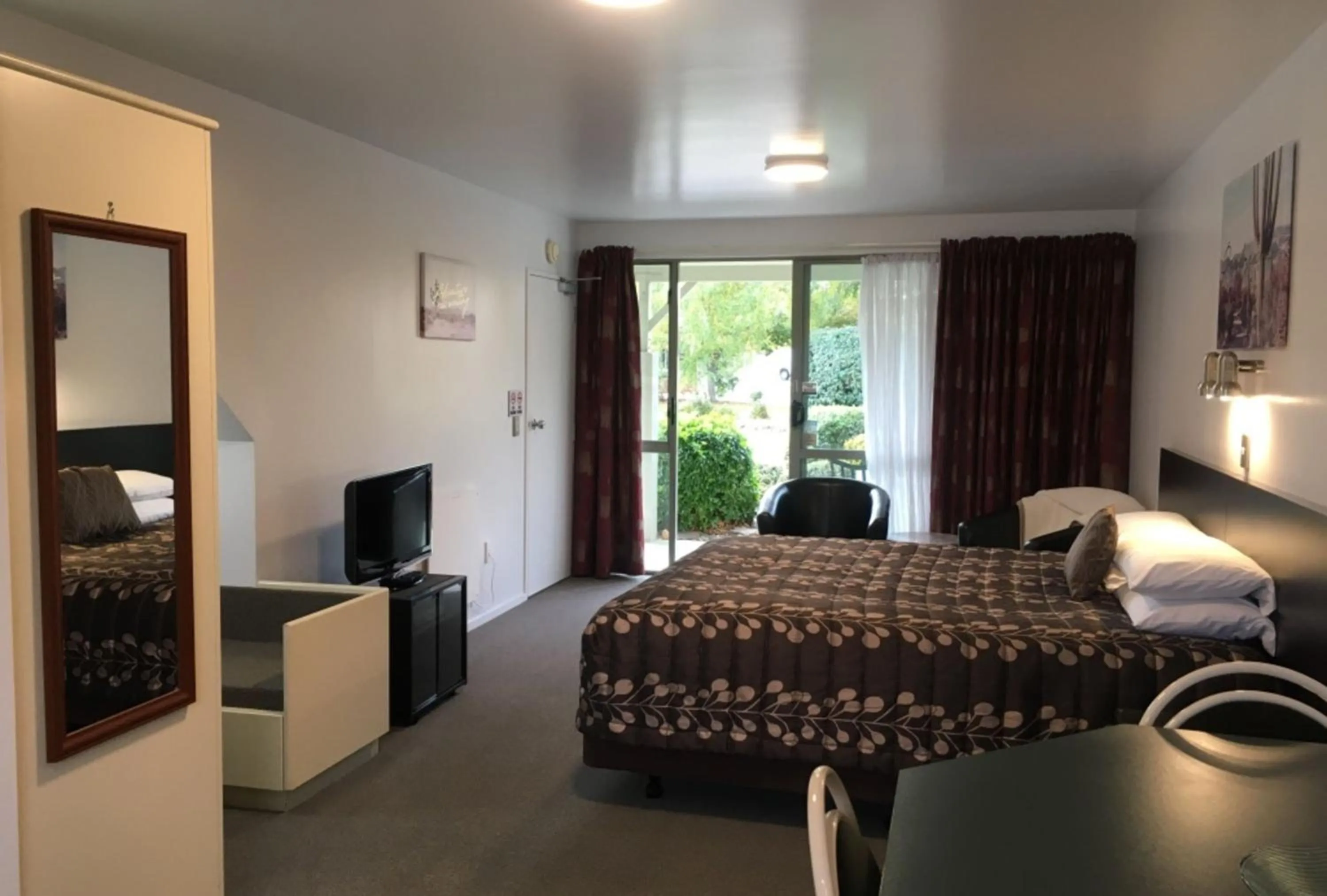 Bed in Colonial Manor Motel