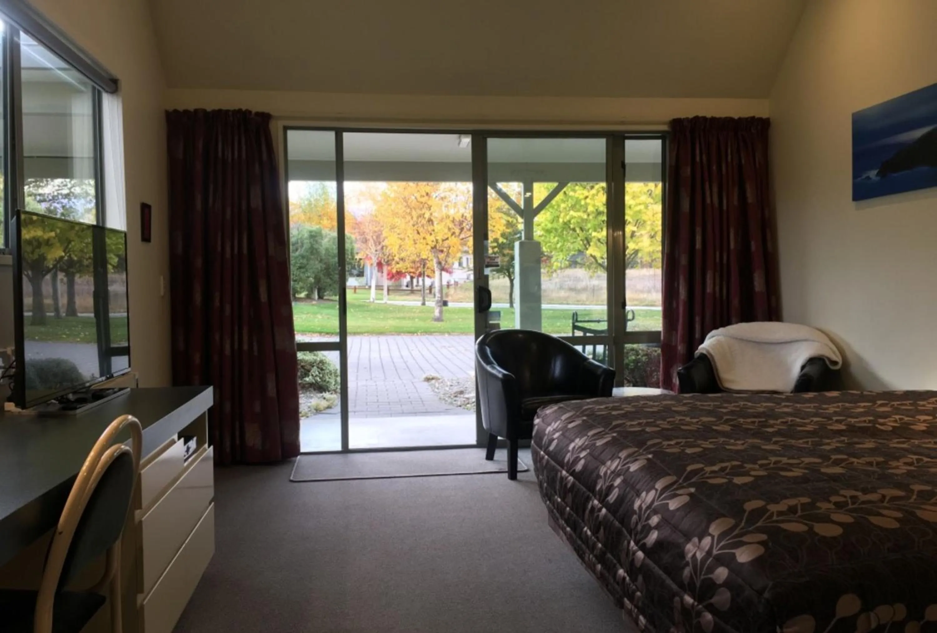 Bed in Colonial Manor Motel