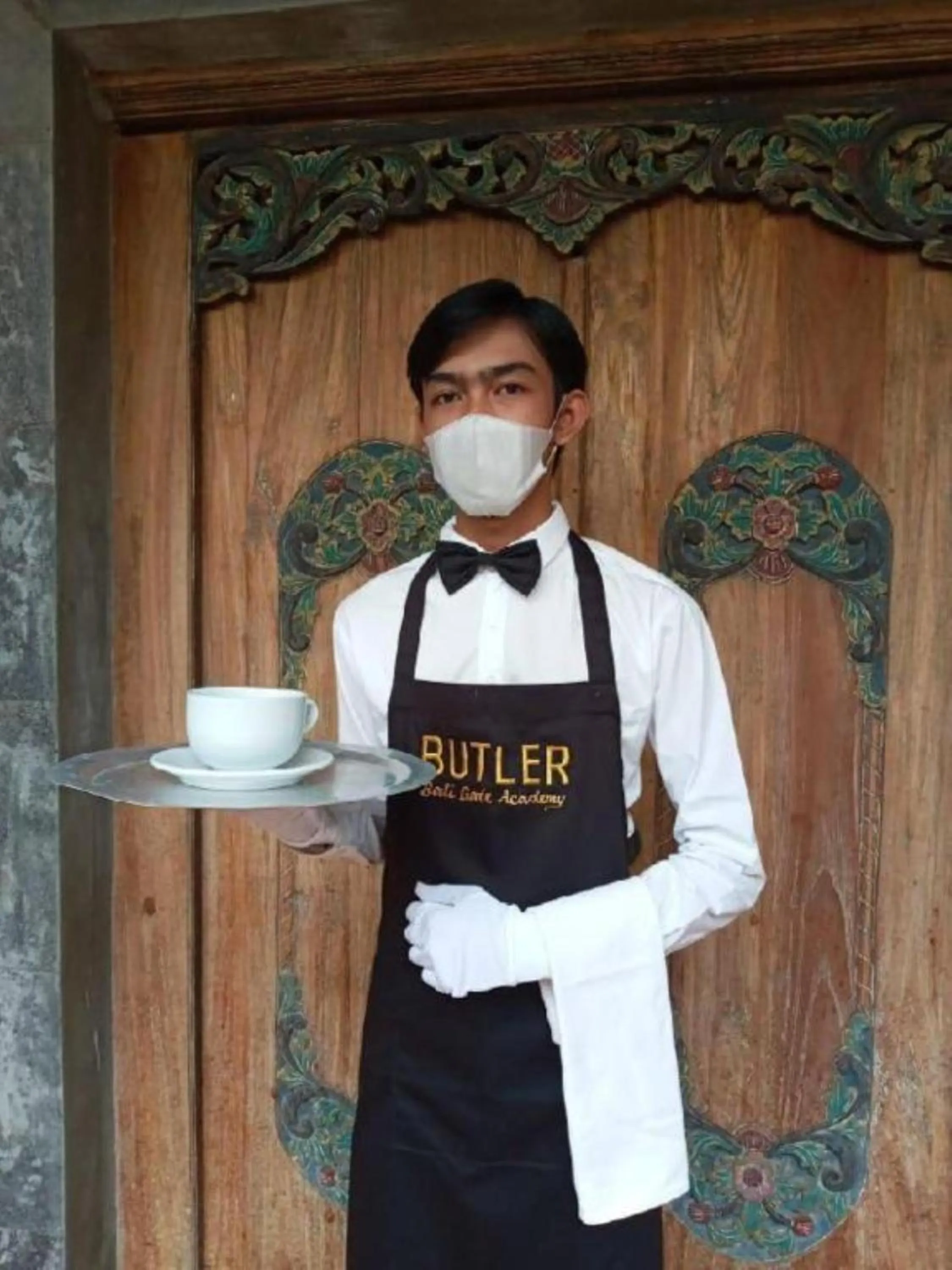 People in Diuma residence yoga meditation retreat and healing Center