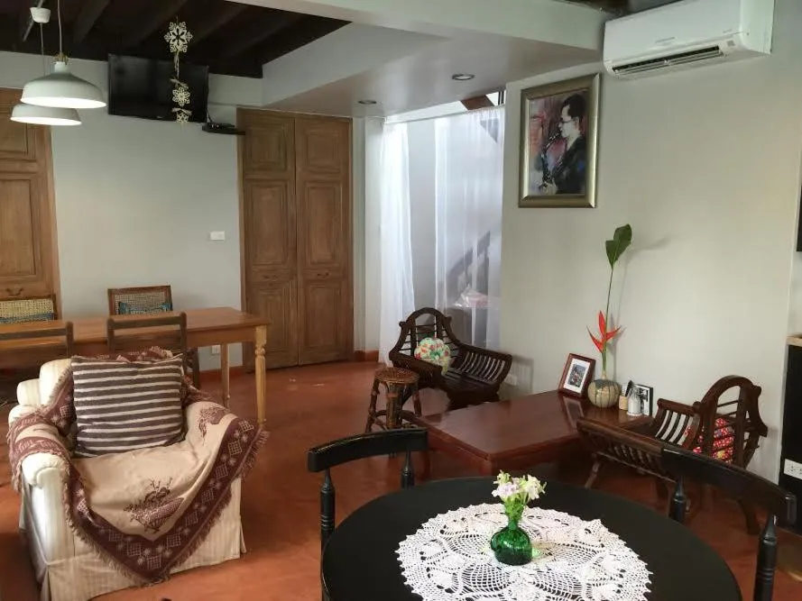Communal lounge/ TV room in Baan Ongkharak bed & breakfast