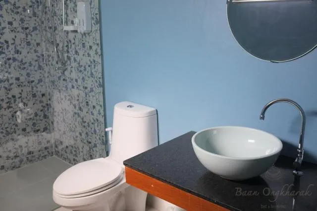 Bathroom in Baan Ongkharak bed & breakfast