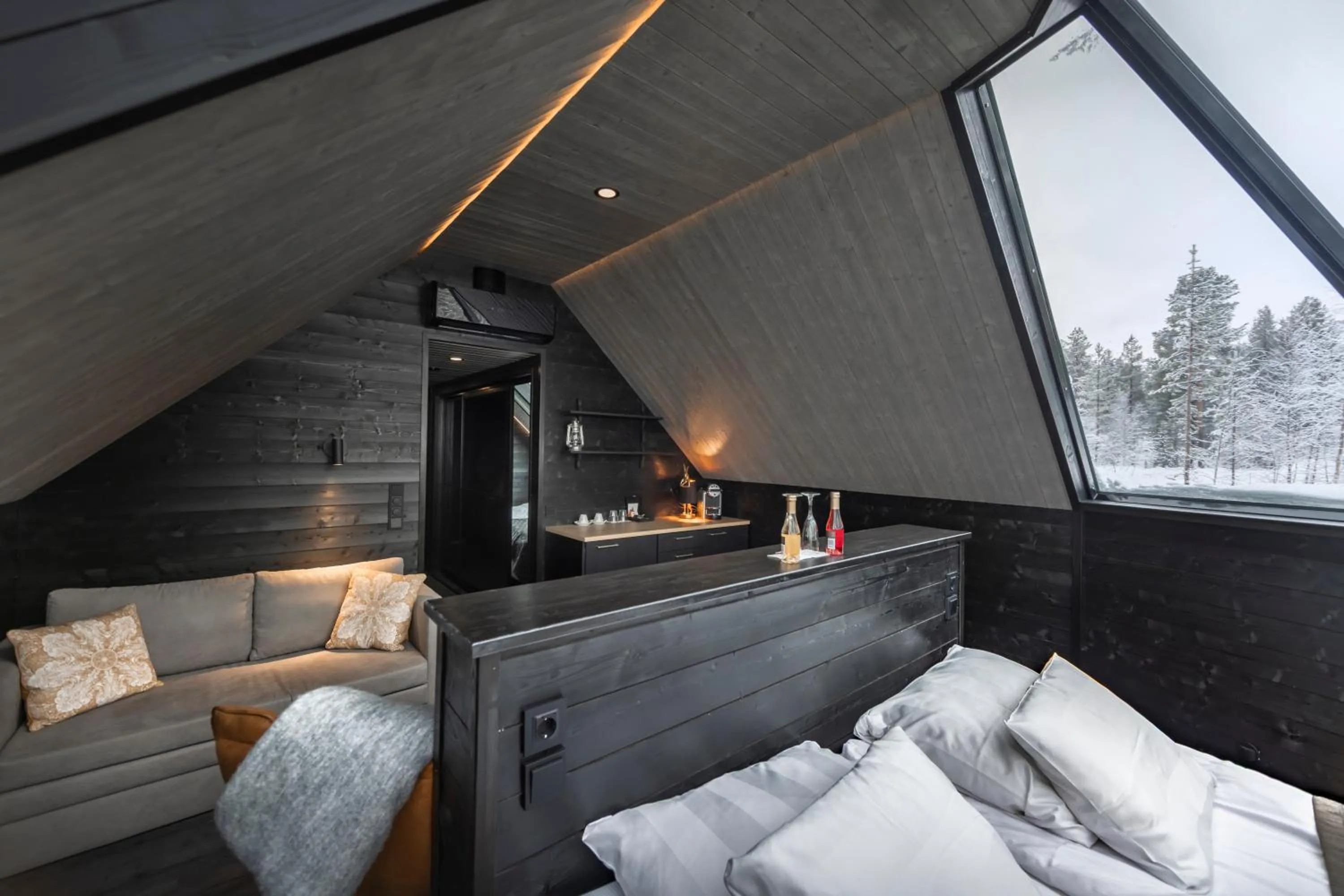 Photo of the whole room, Bed in Aurora Village Ivalo