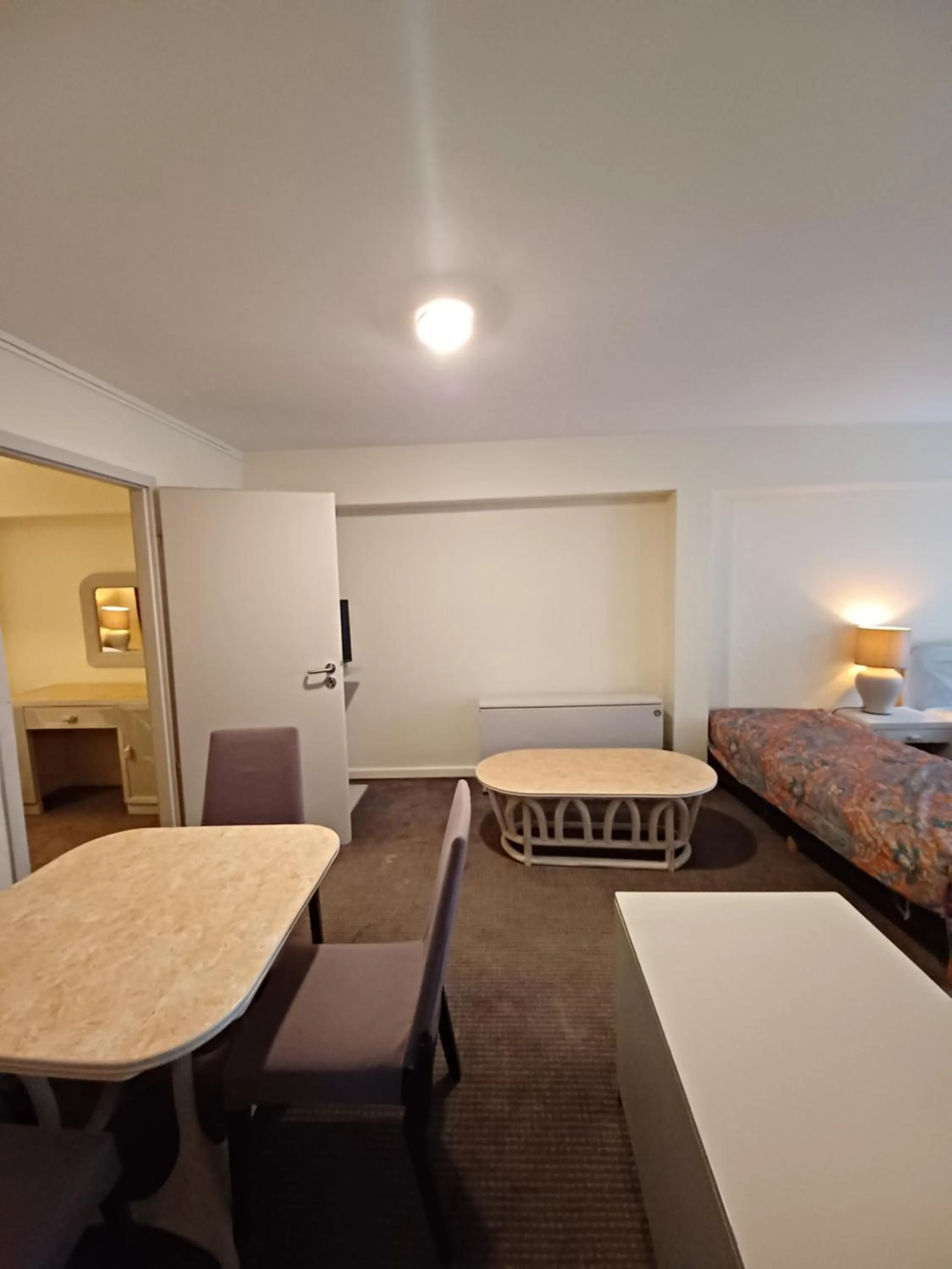 Seating area, Bed in Hotel Koffieboontje