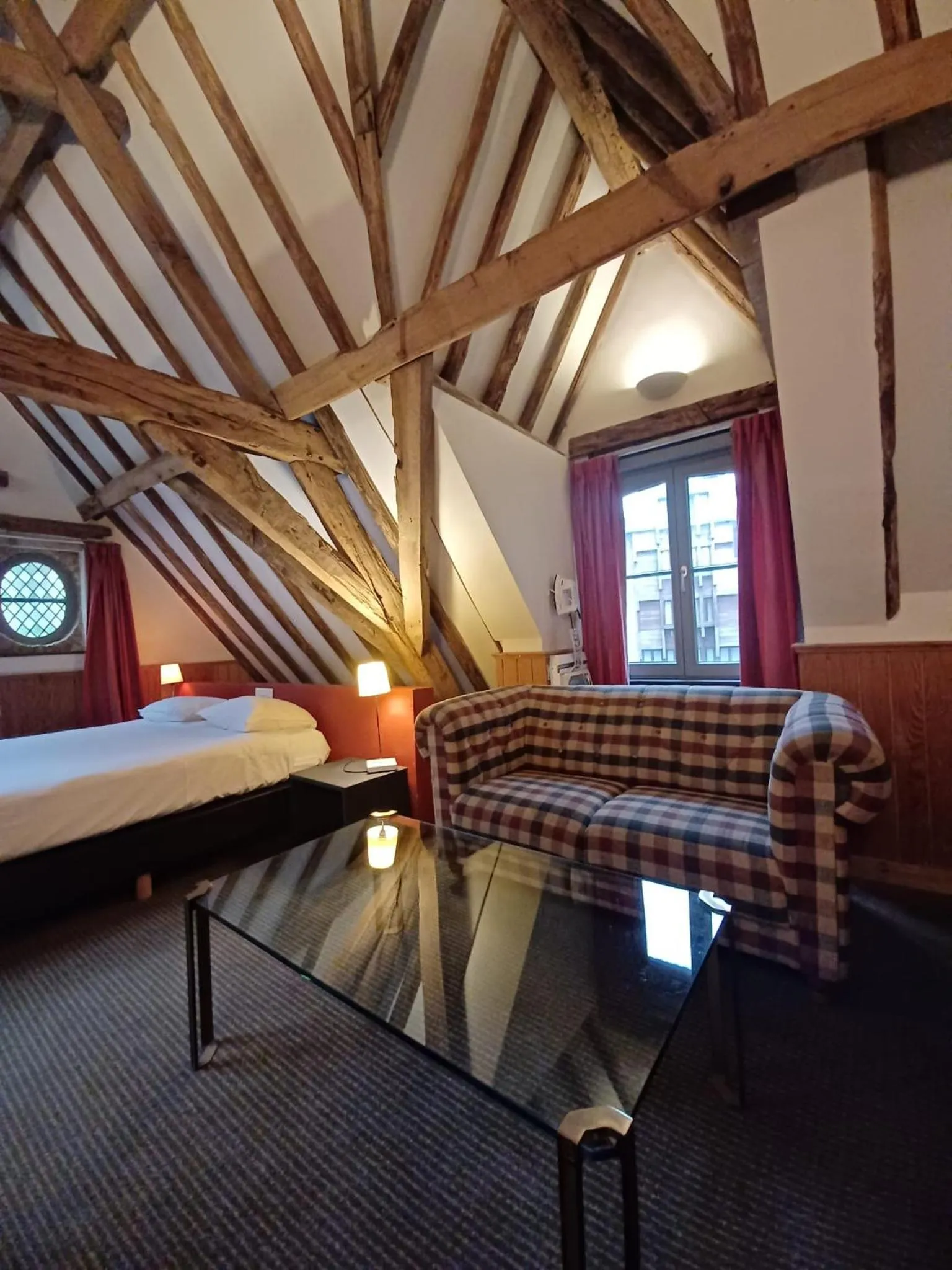 Seating area, Bed in Hotel Koffieboontje
