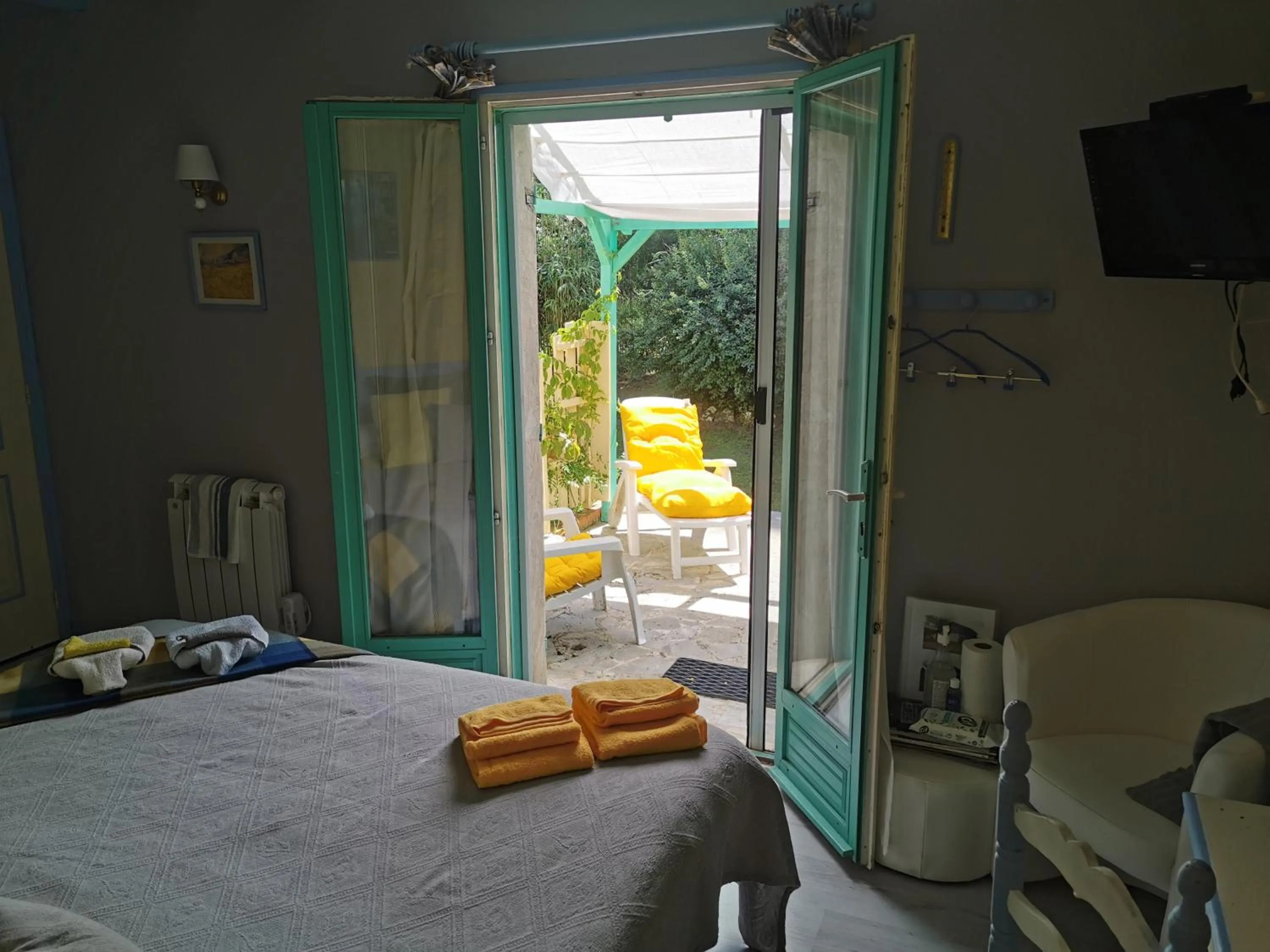 Balcony/Terrace, Bed in Les Hôtes Landes