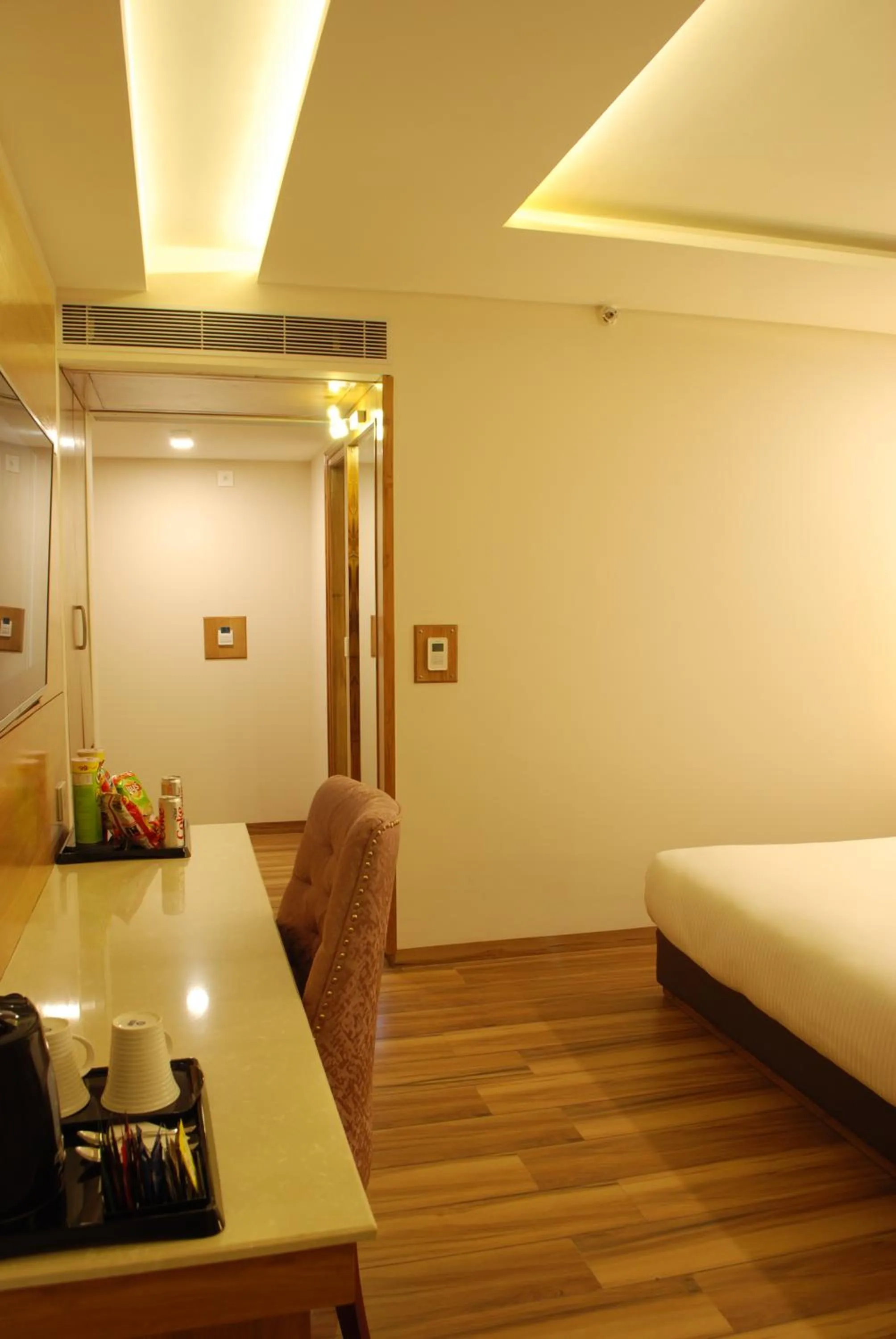 Seating area, Bed in Glades Hotel