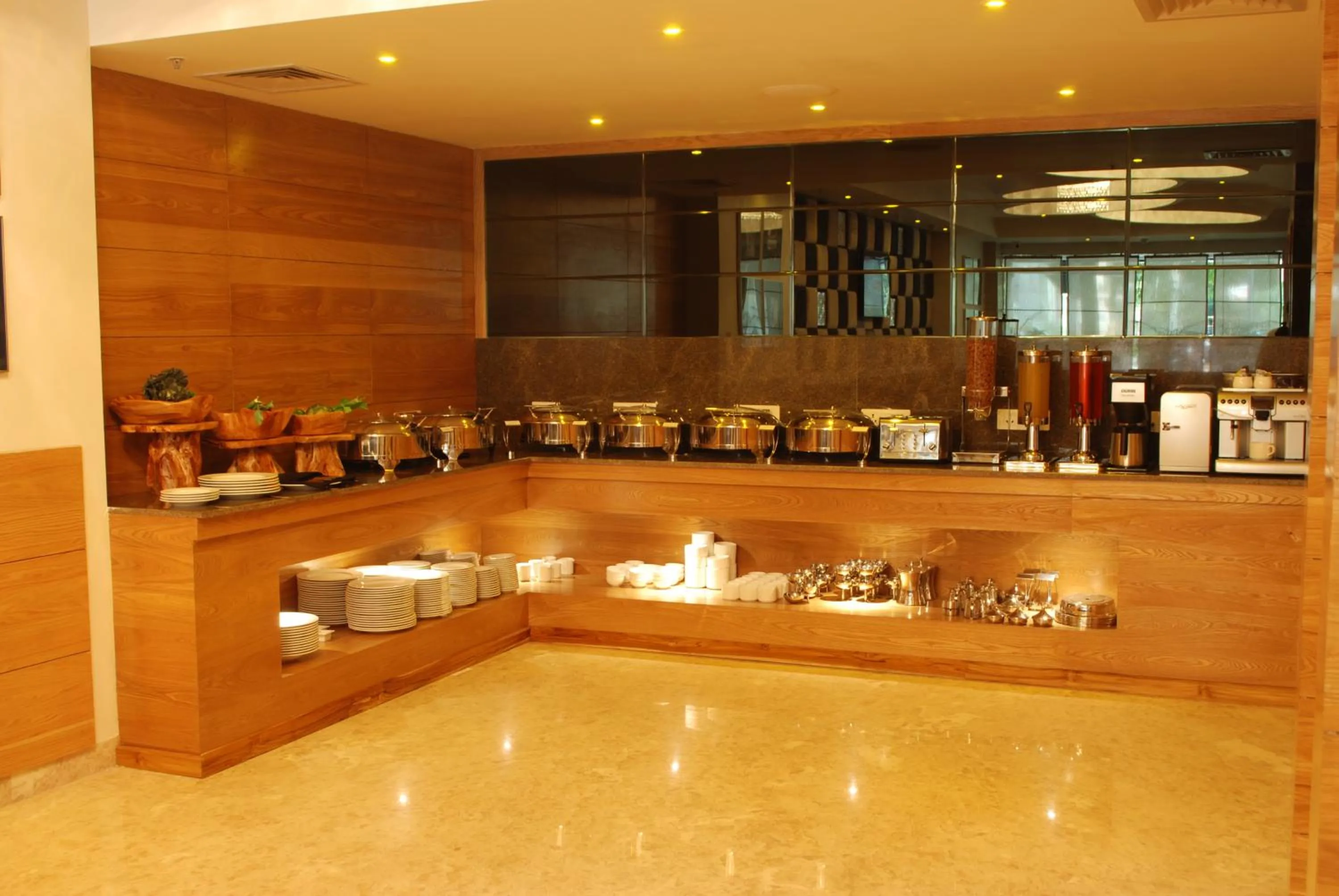 Restaurant/places to eat in Glades Hotel