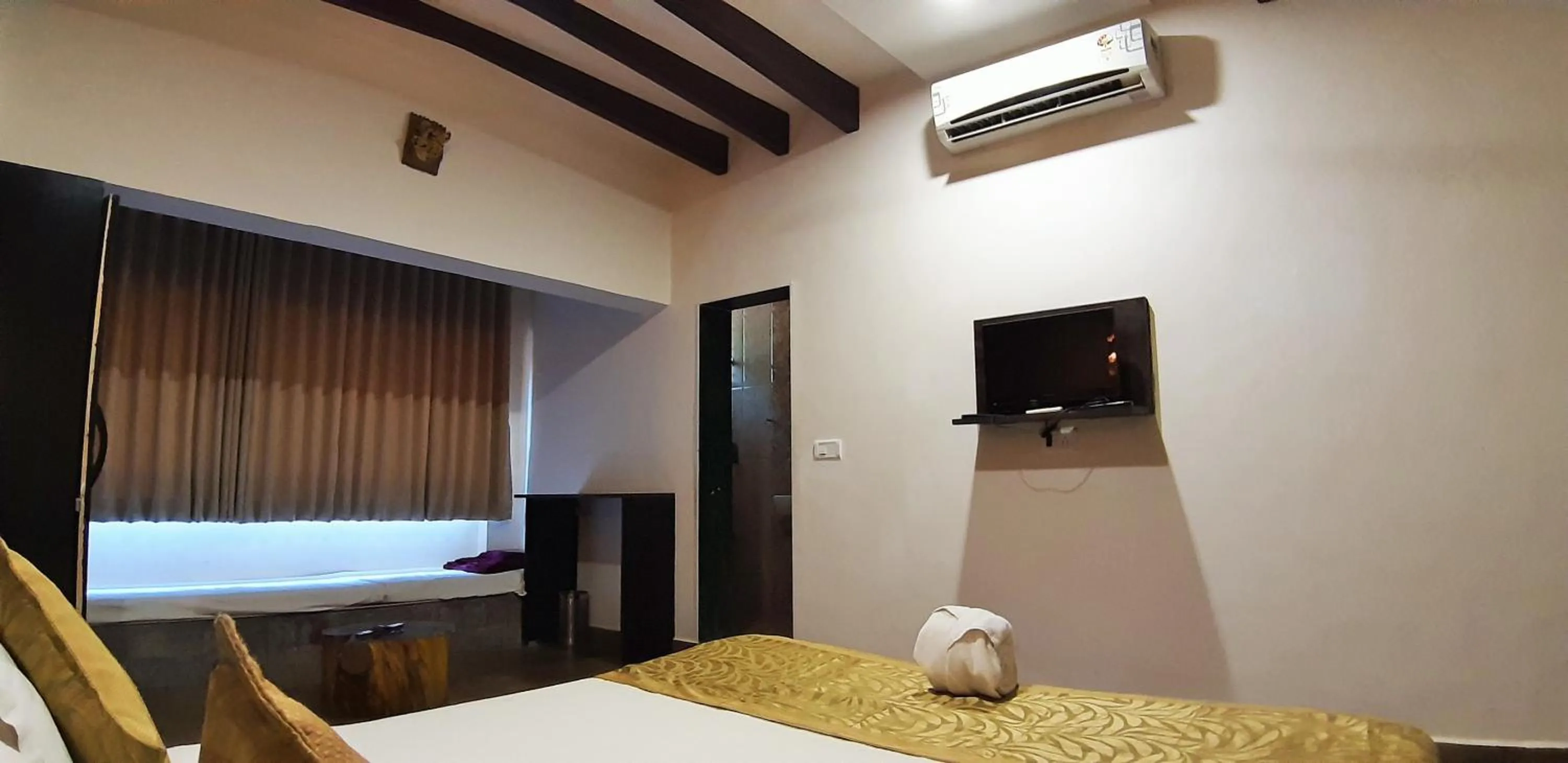 Photo of the whole room, Bed in Gir Lions Paw Resort with Swimming Pool