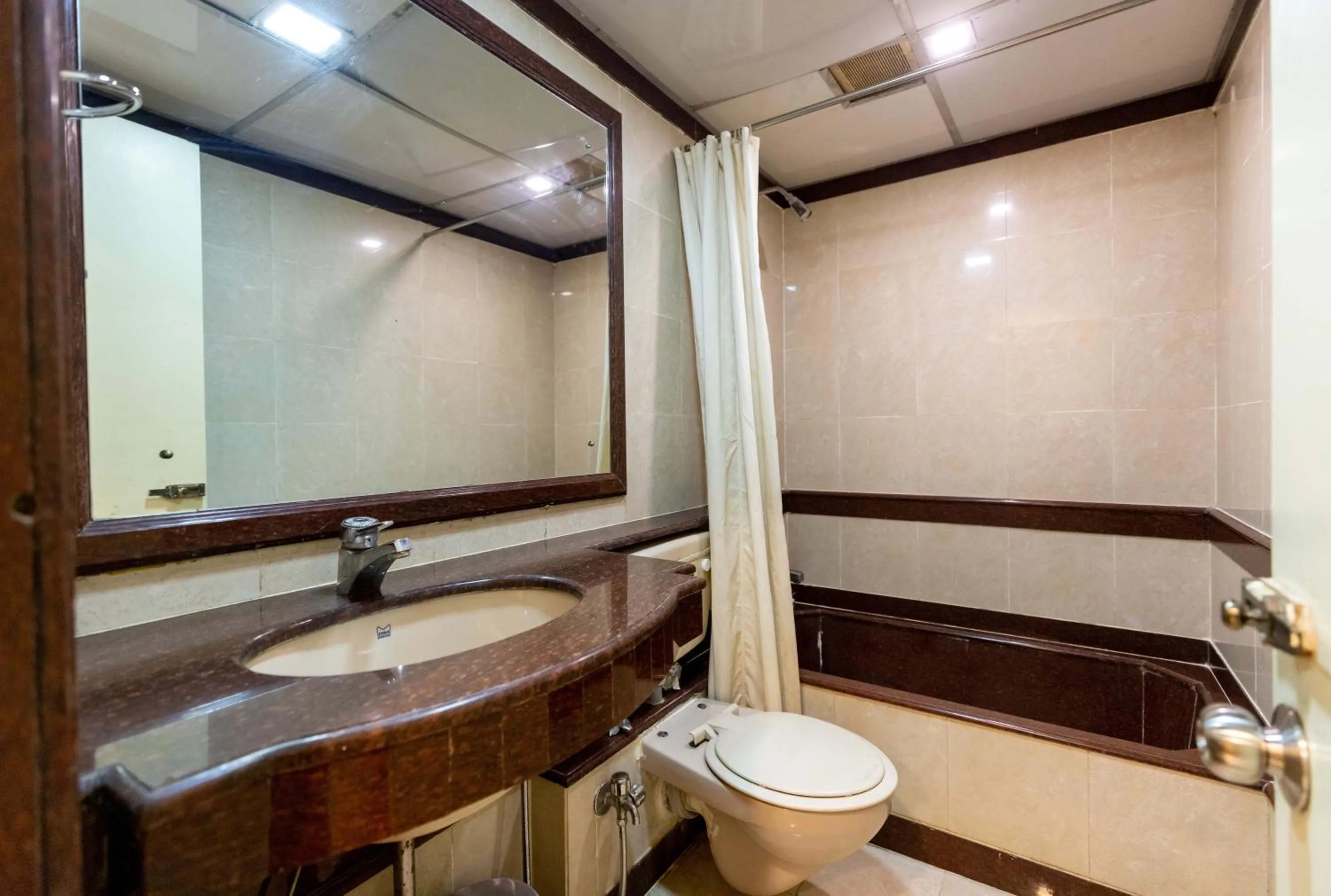 Bathroom in Hotel Parklane