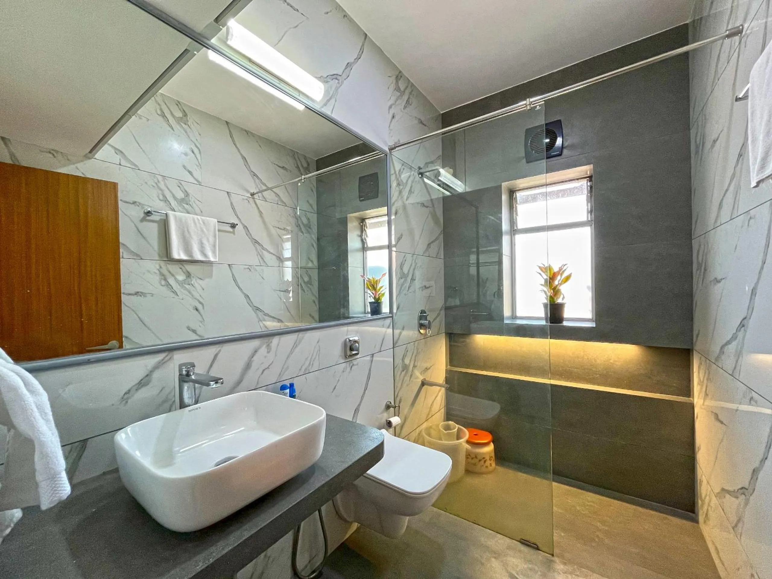 Shower in Hotel Parklane