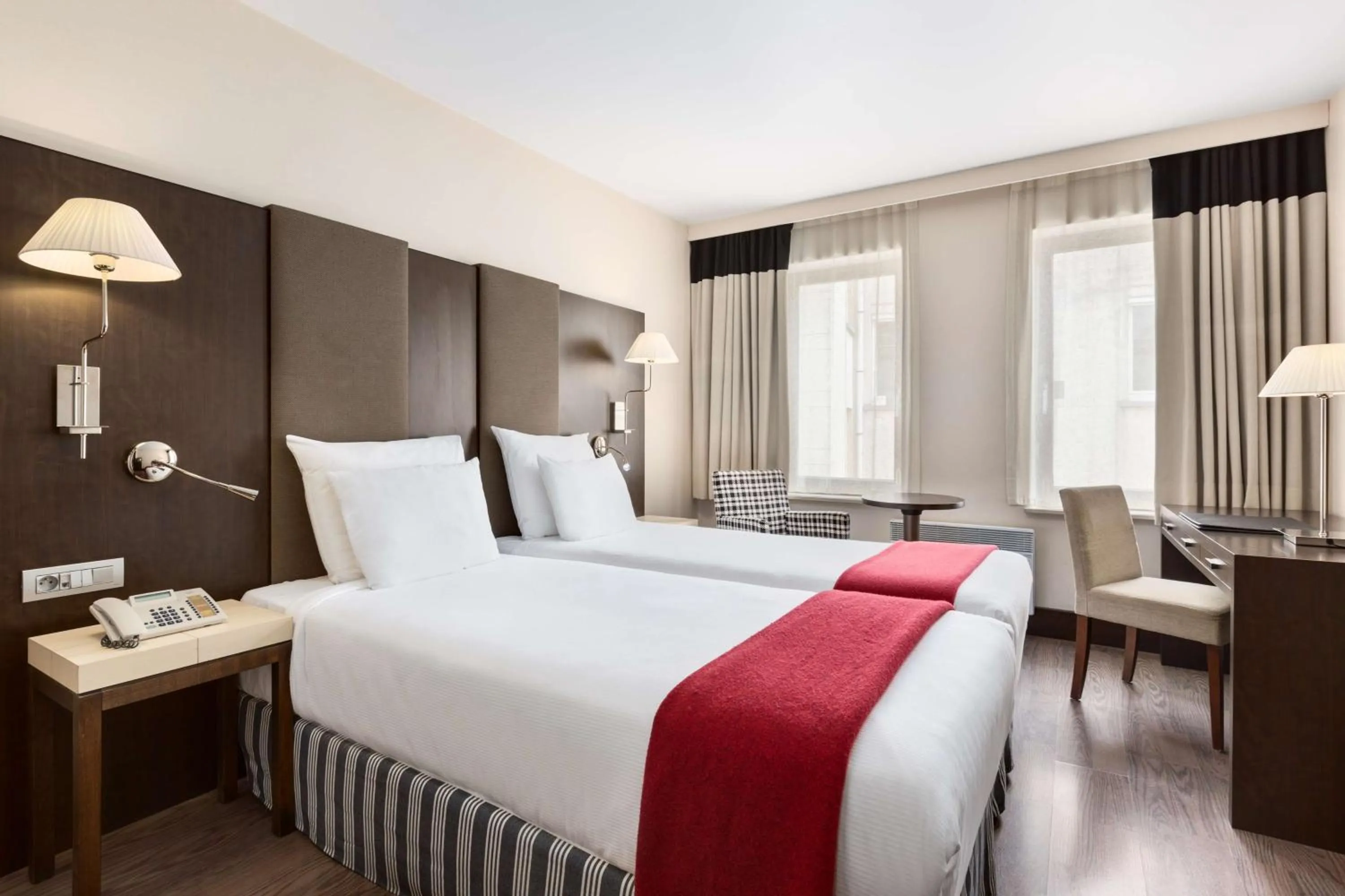 Photo of the whole room, Bed in NH Brussels Grand Place Arenberg