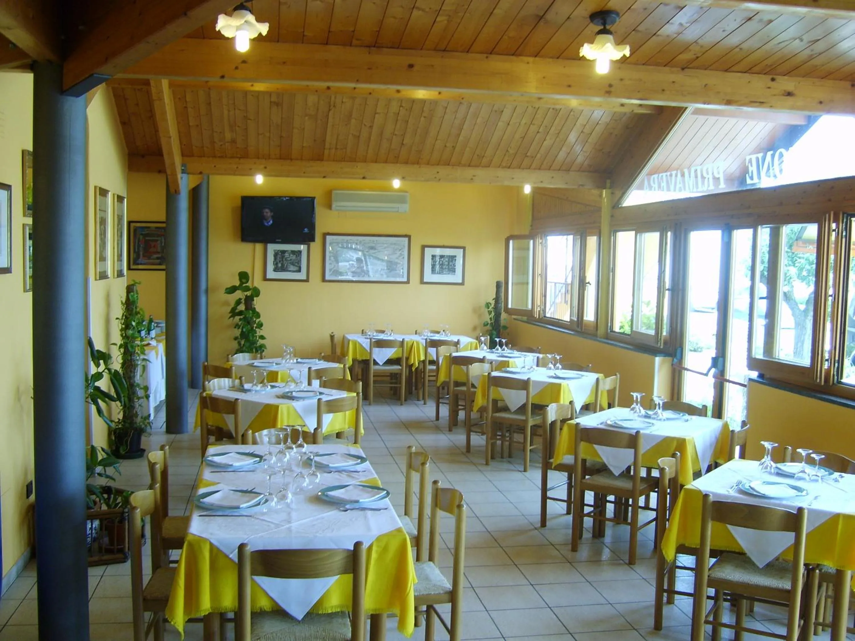 Restaurant/places to eat in Albergo Primavera