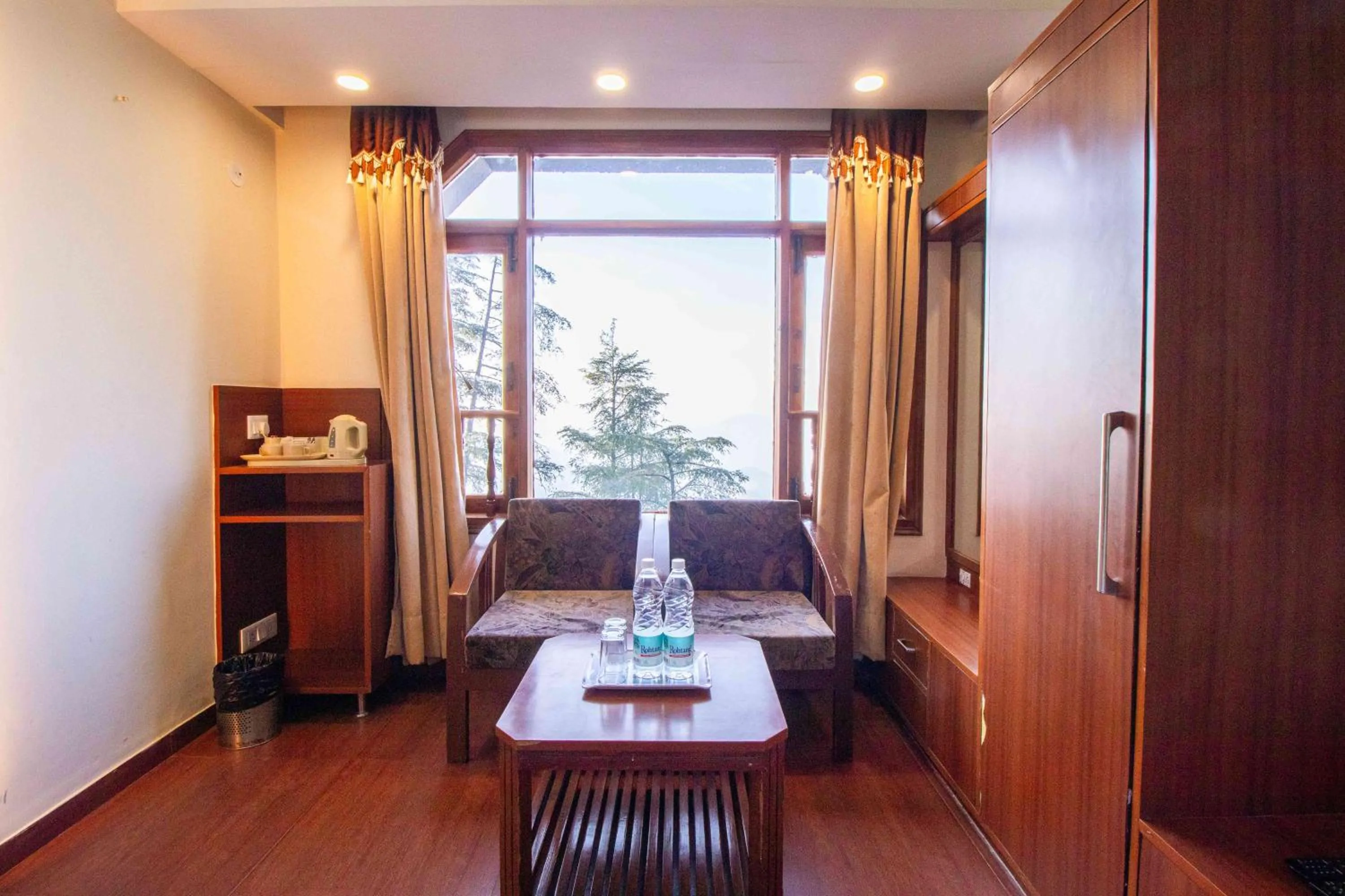 Bedroom in Treebo Varuna With Mountain View, Mall Road