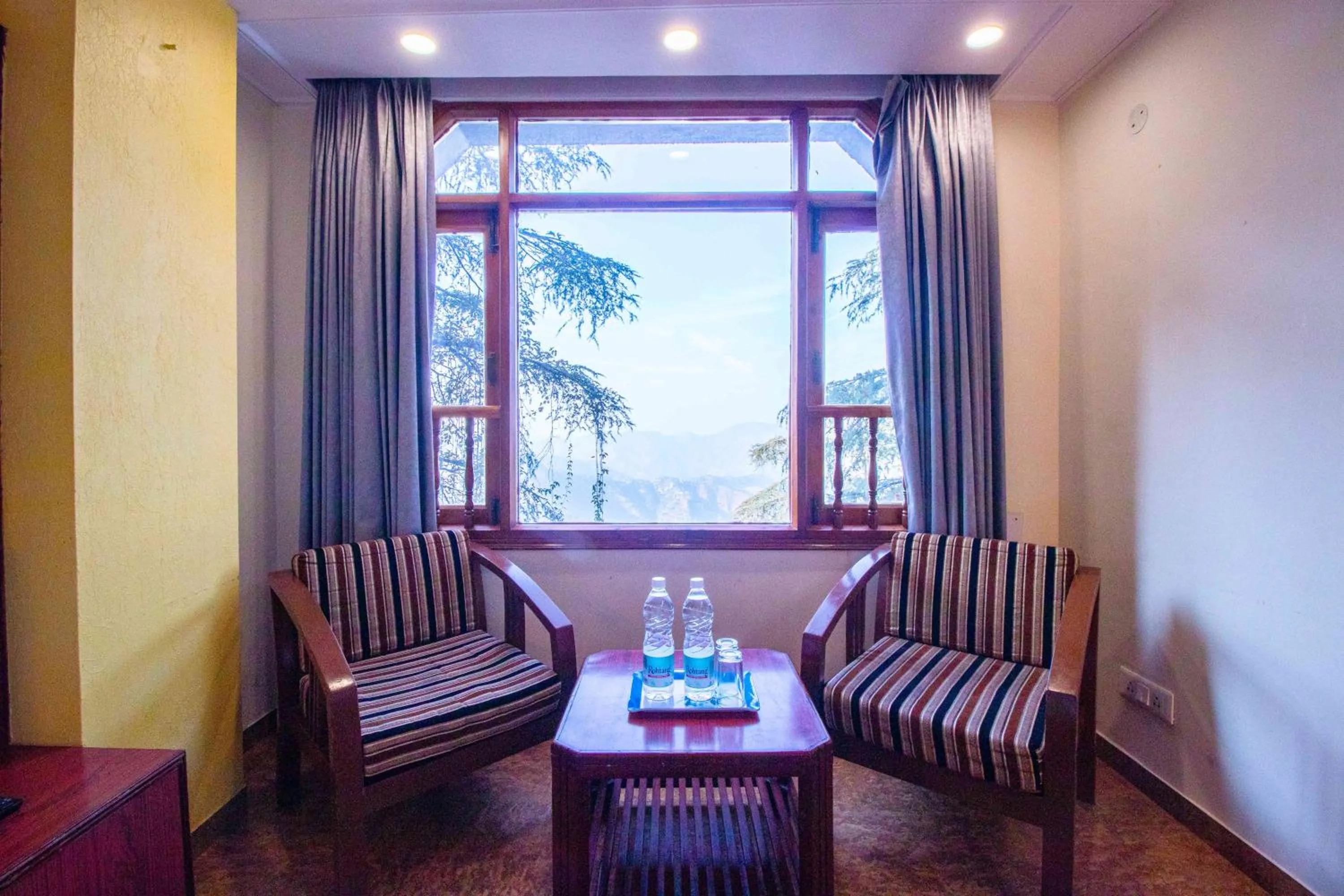 Bedroom in Treebo Varuna With Mountain View, Mall Road