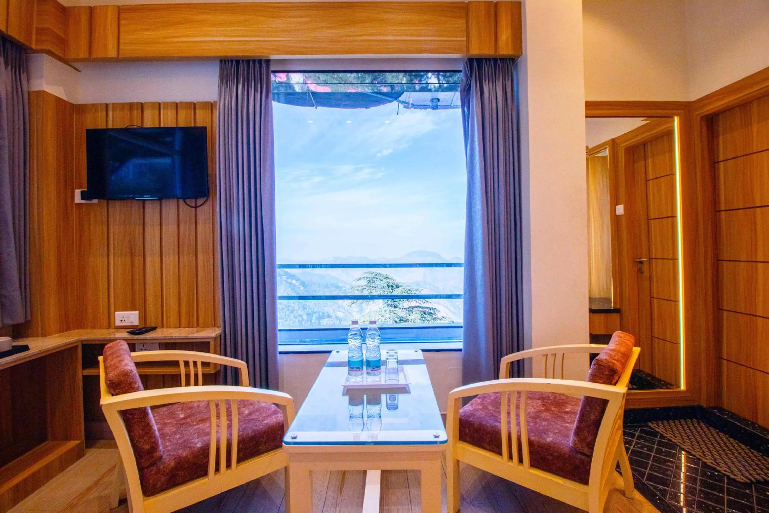 Bedroom in Treebo Varuna With Mountain View, Mall Road