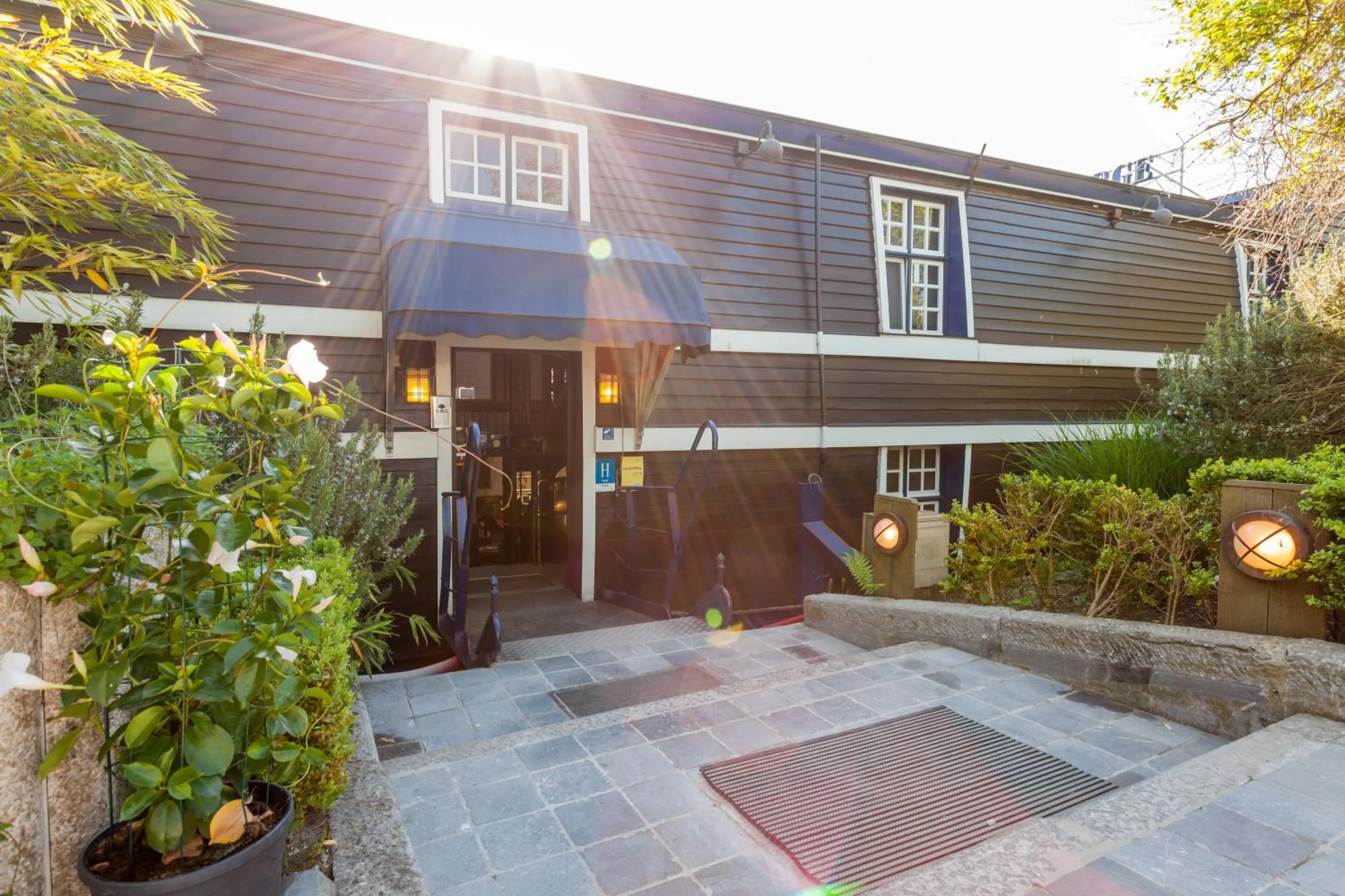 Property building in Boat Hotel De Barge