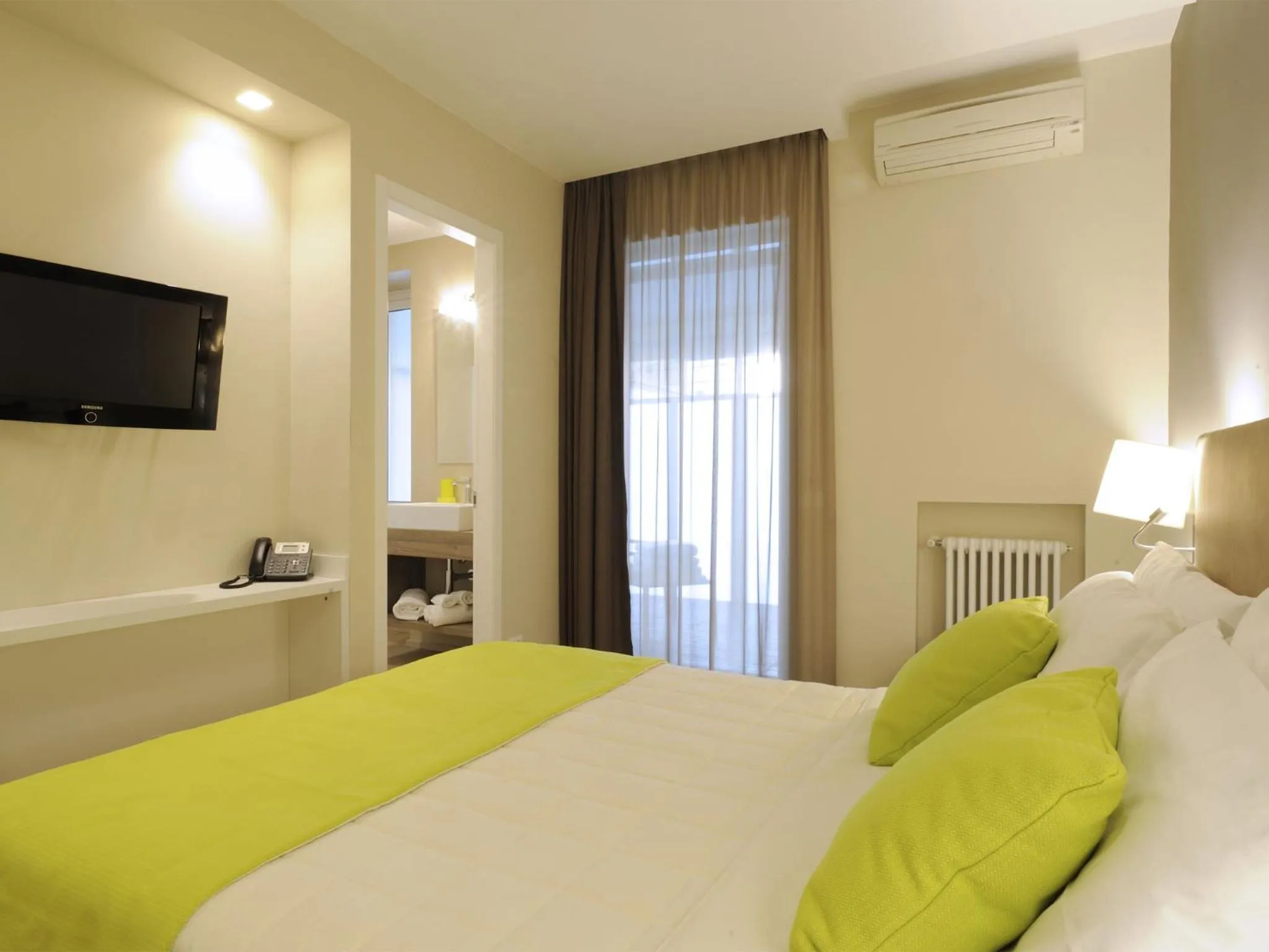 Balcony/Terrace, Bed in Hotel Concordia