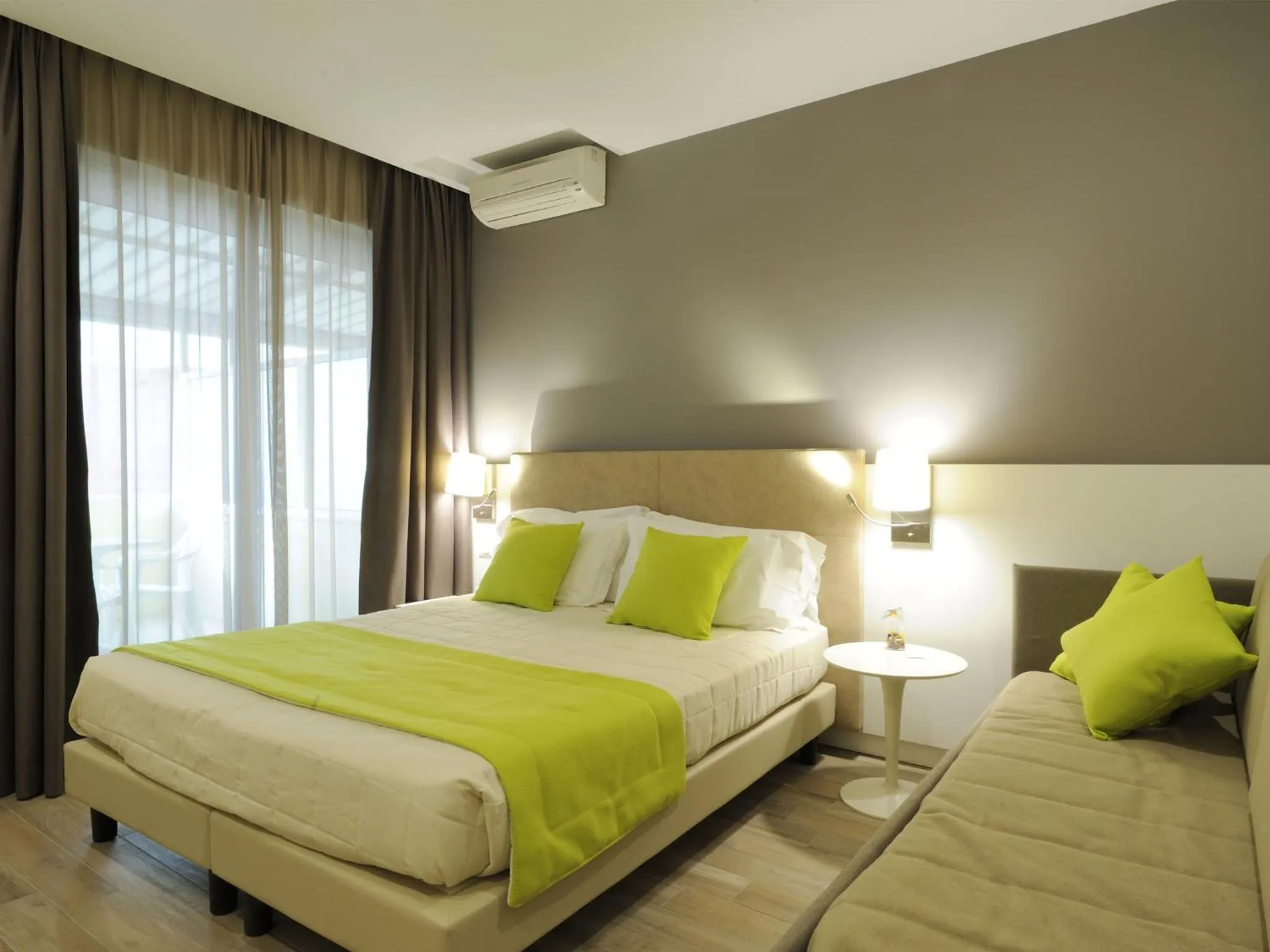 Balcony/Terrace, Bed in Hotel Concordia