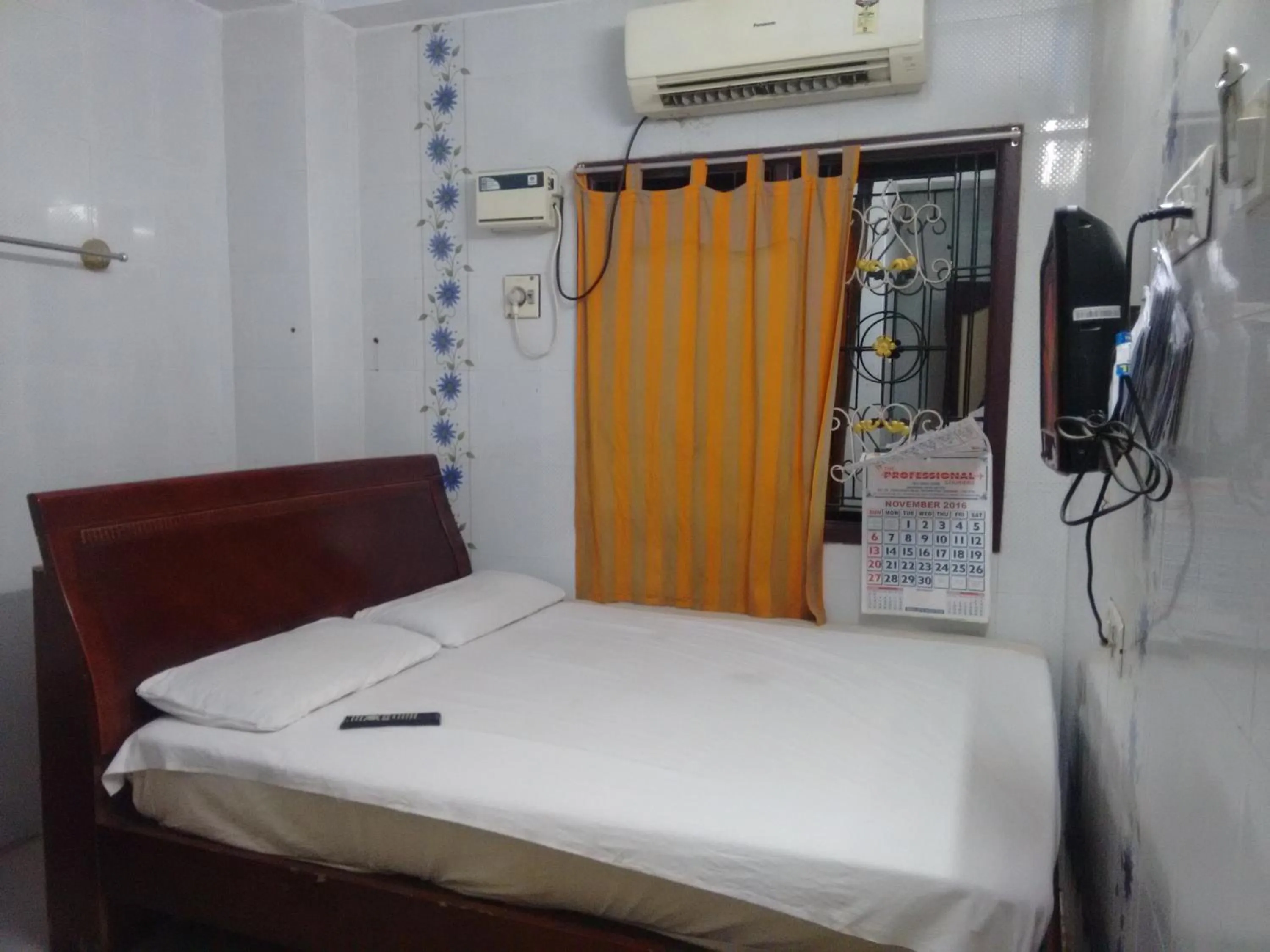 Photo of the whole room, Bed in New Regency