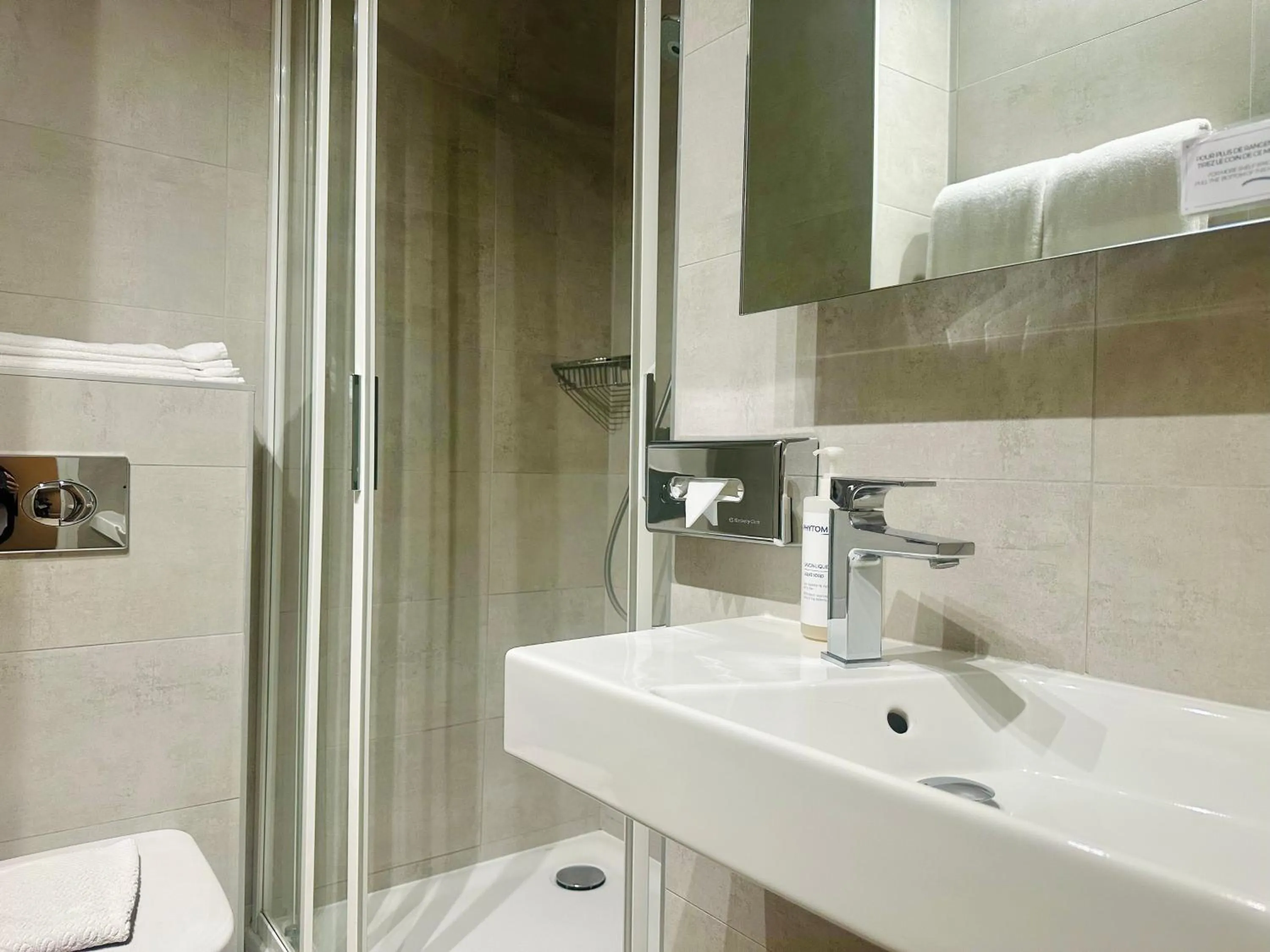 Bathroom in Villa Borghese, The Originals Relais