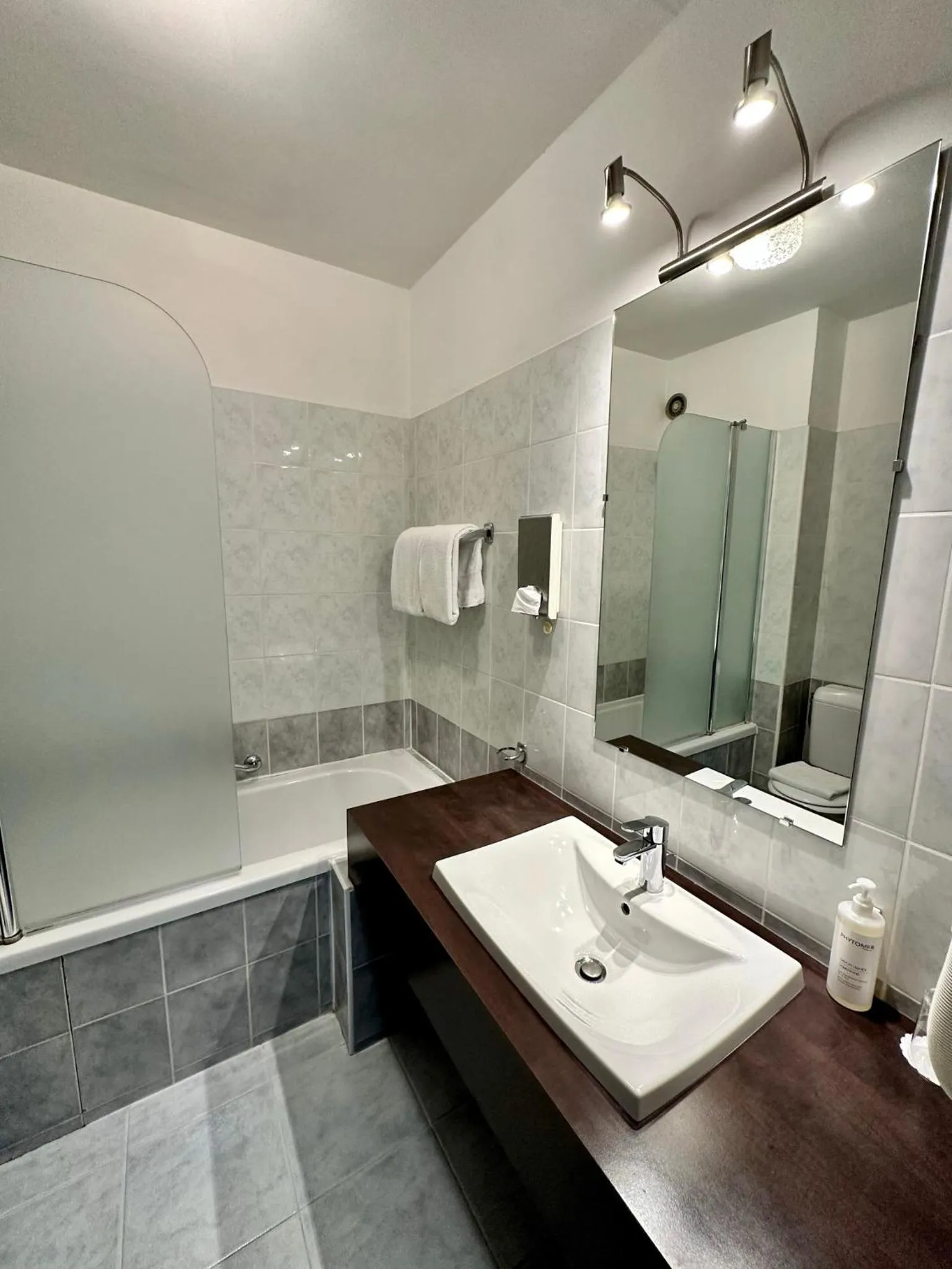 Bathroom in Villa Borghese, The Originals Relais