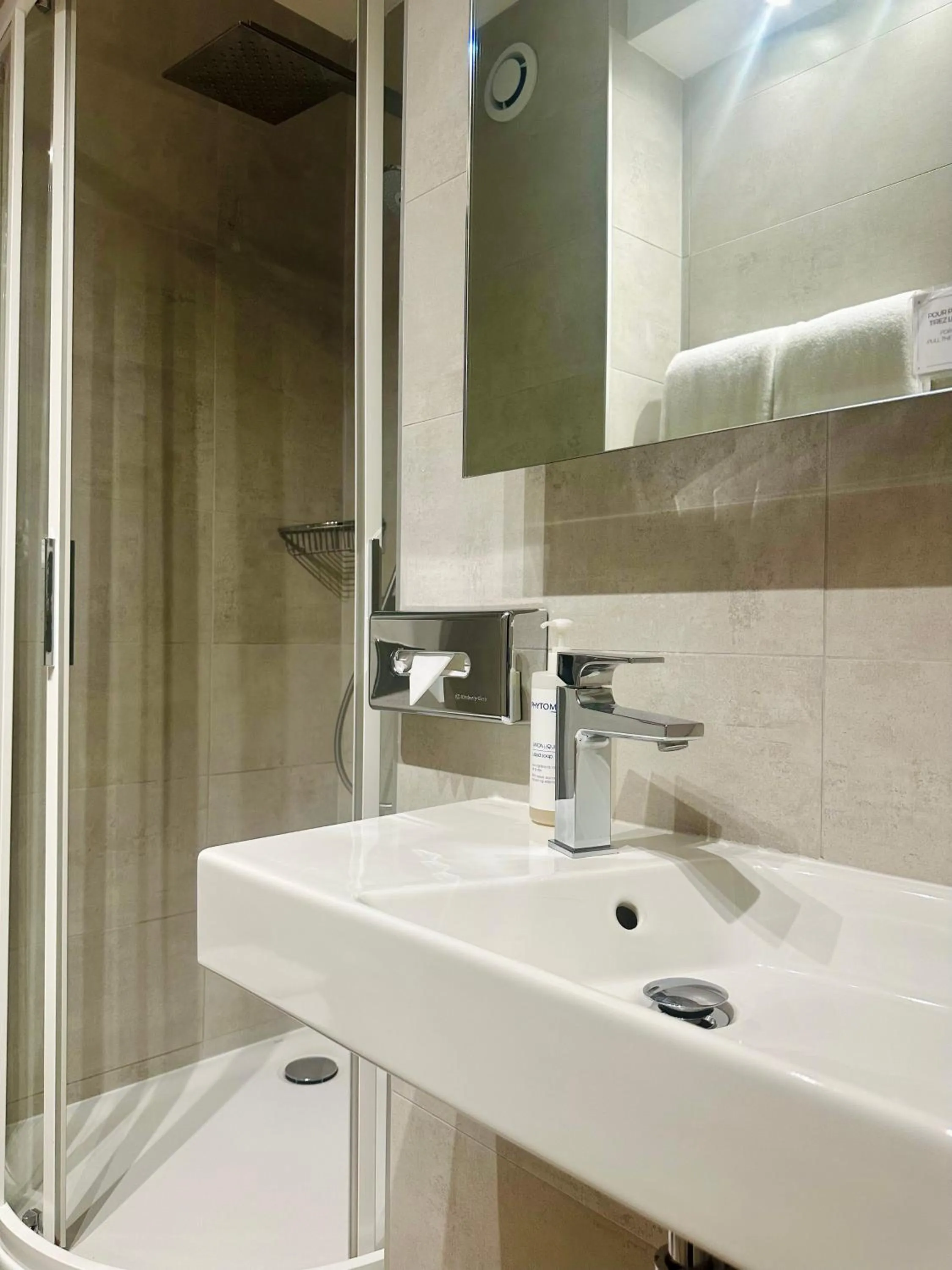 Bathroom in Villa Borghese, The Originals Relais