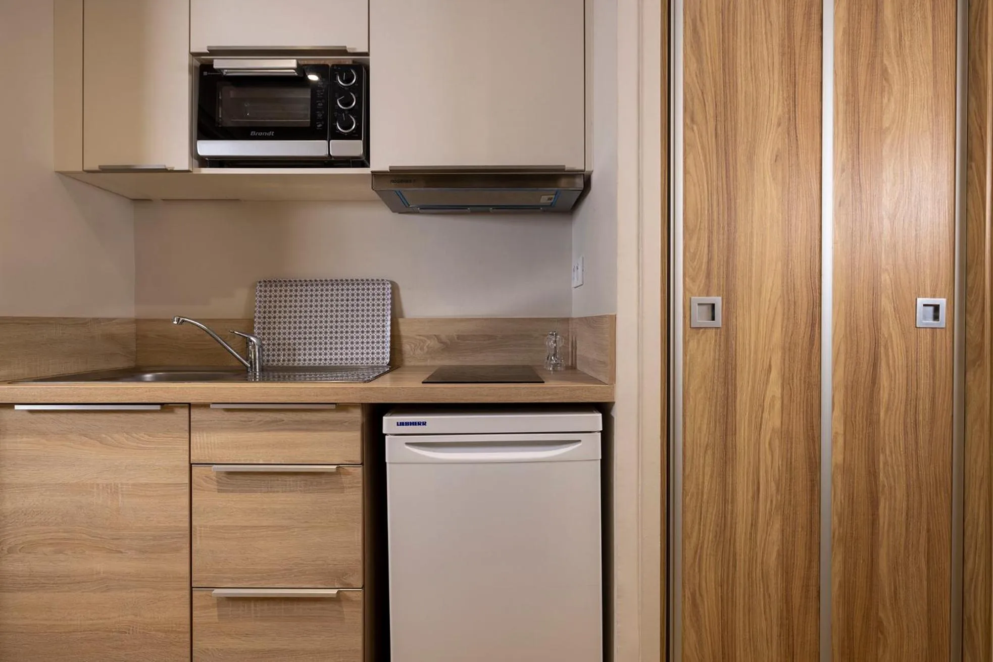 Kitchen or kitchenette in Hôtel & Résidence Lou Paradou Gréoux Les Bains