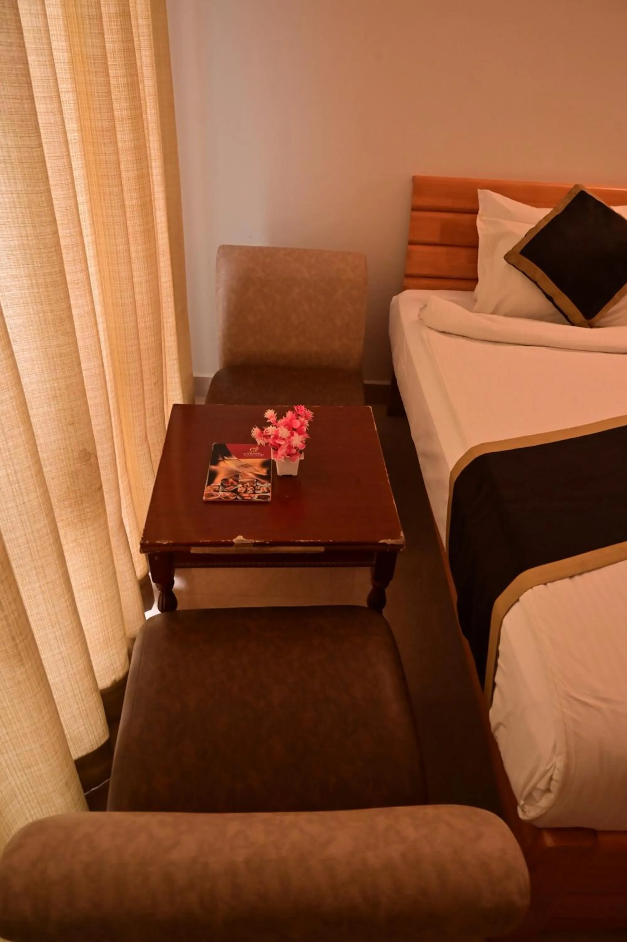 Seating area, Bed in Grand Cascade Chennai