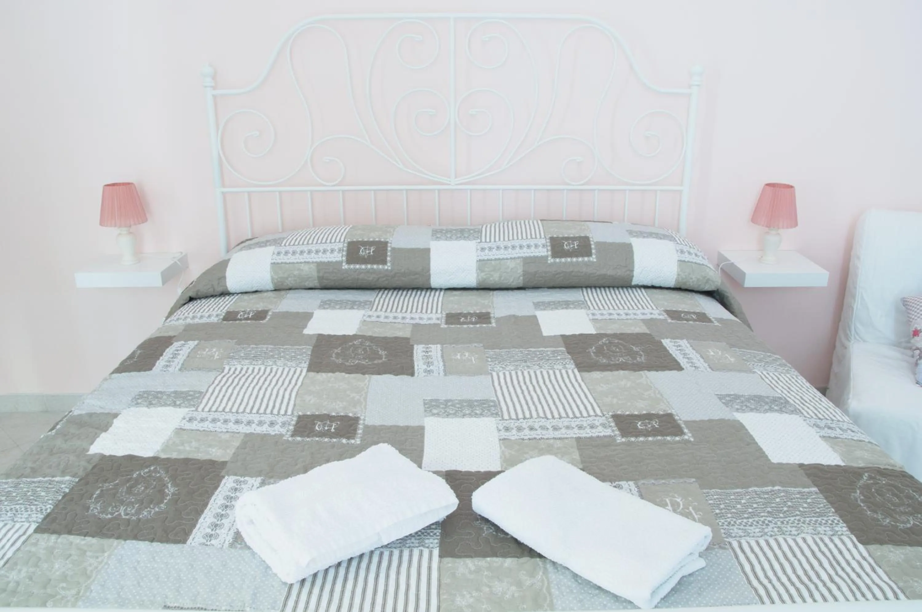 Photo of the whole room, Bed in Sfumature Partenopee